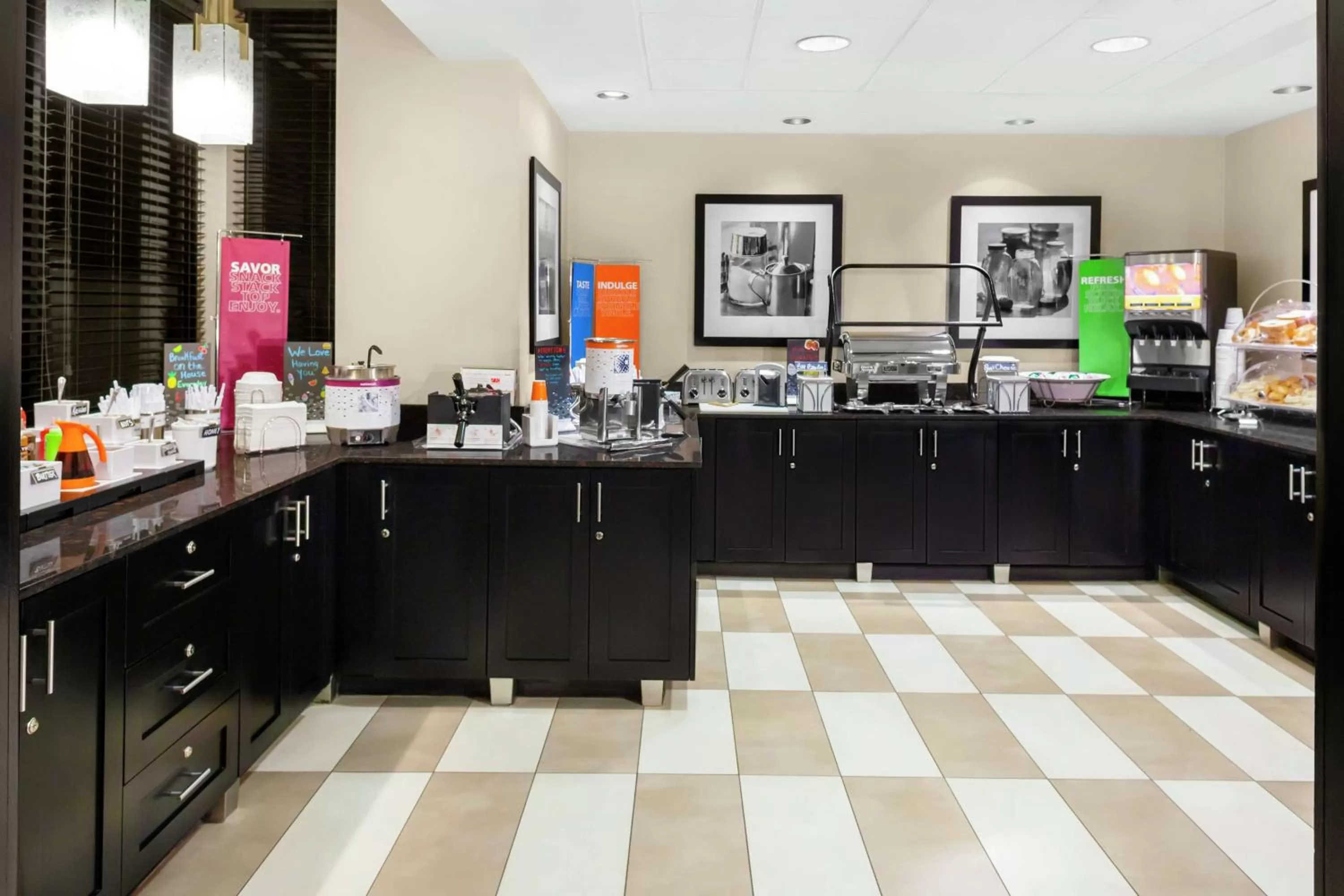 Dining area in Hampton Inn Miami/Dadeland