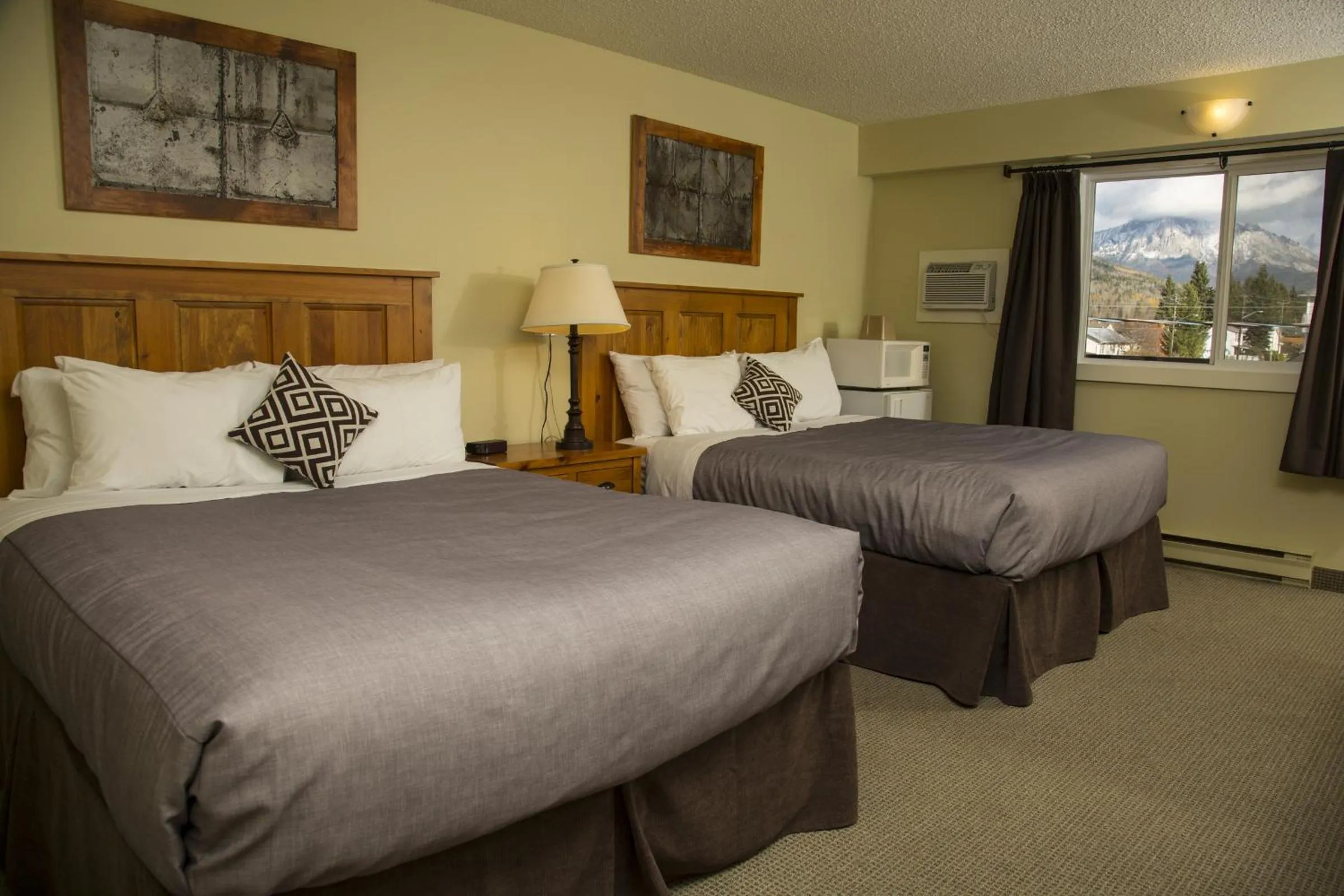Queen Room with Two Queen Beds and Balcony in Red Tree Lodge