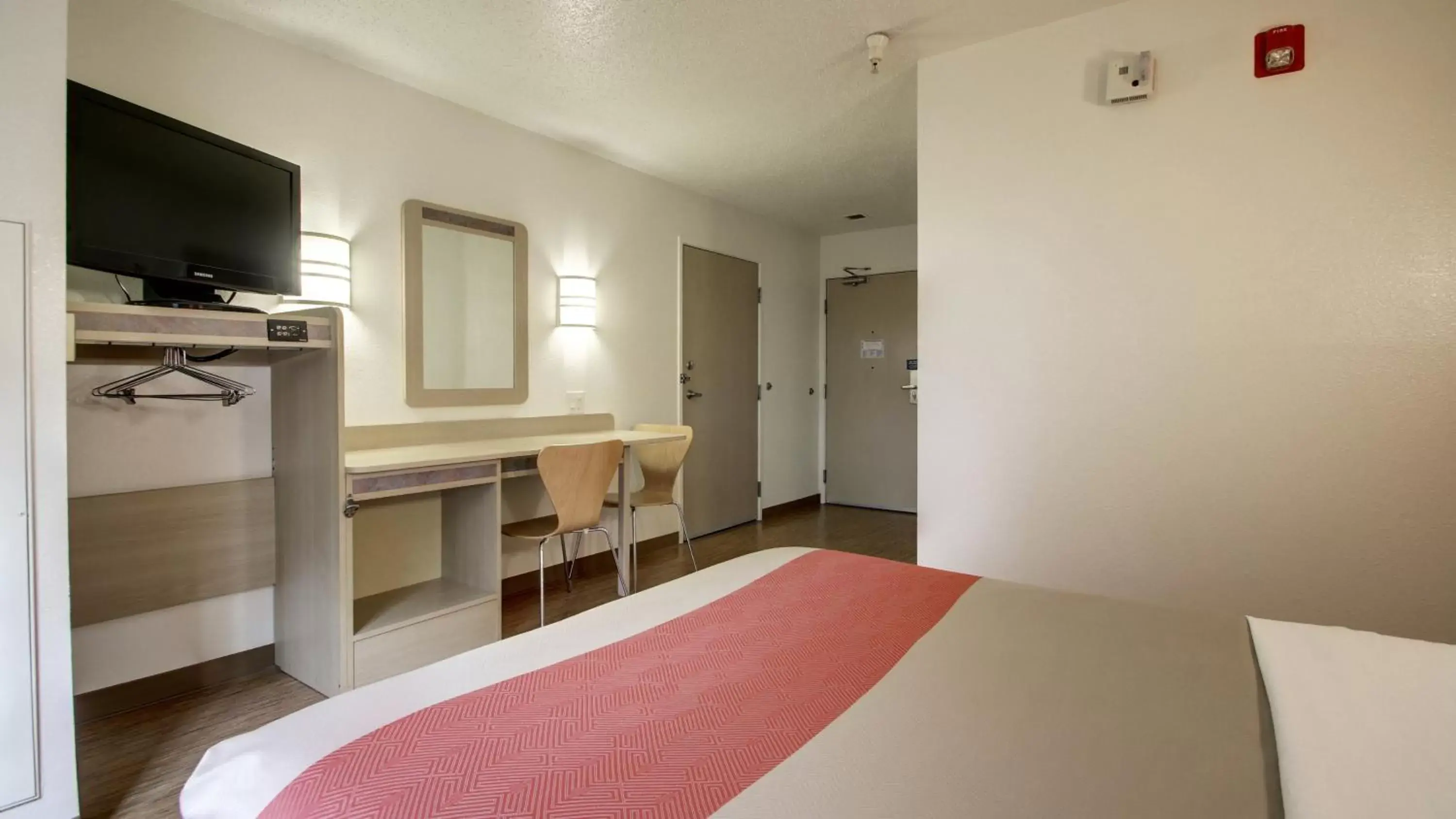 Bedroom, TV/Entertainment Center in Motel 6-Springfield, IL