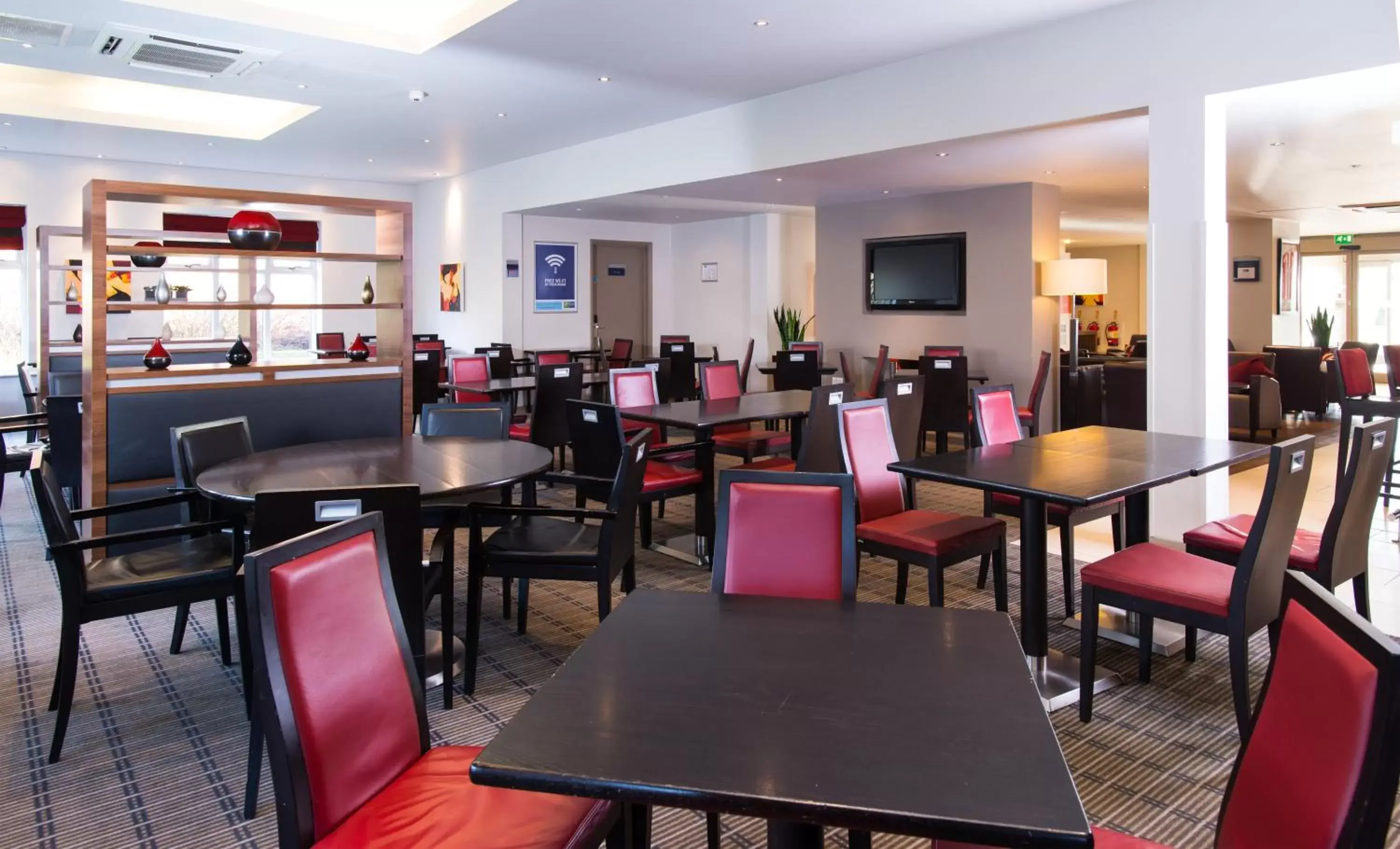 Lounge or bar, Restaurant/Places to Eat in Holiday Inn Express Stoke-On-Trent, an IHG Hotel