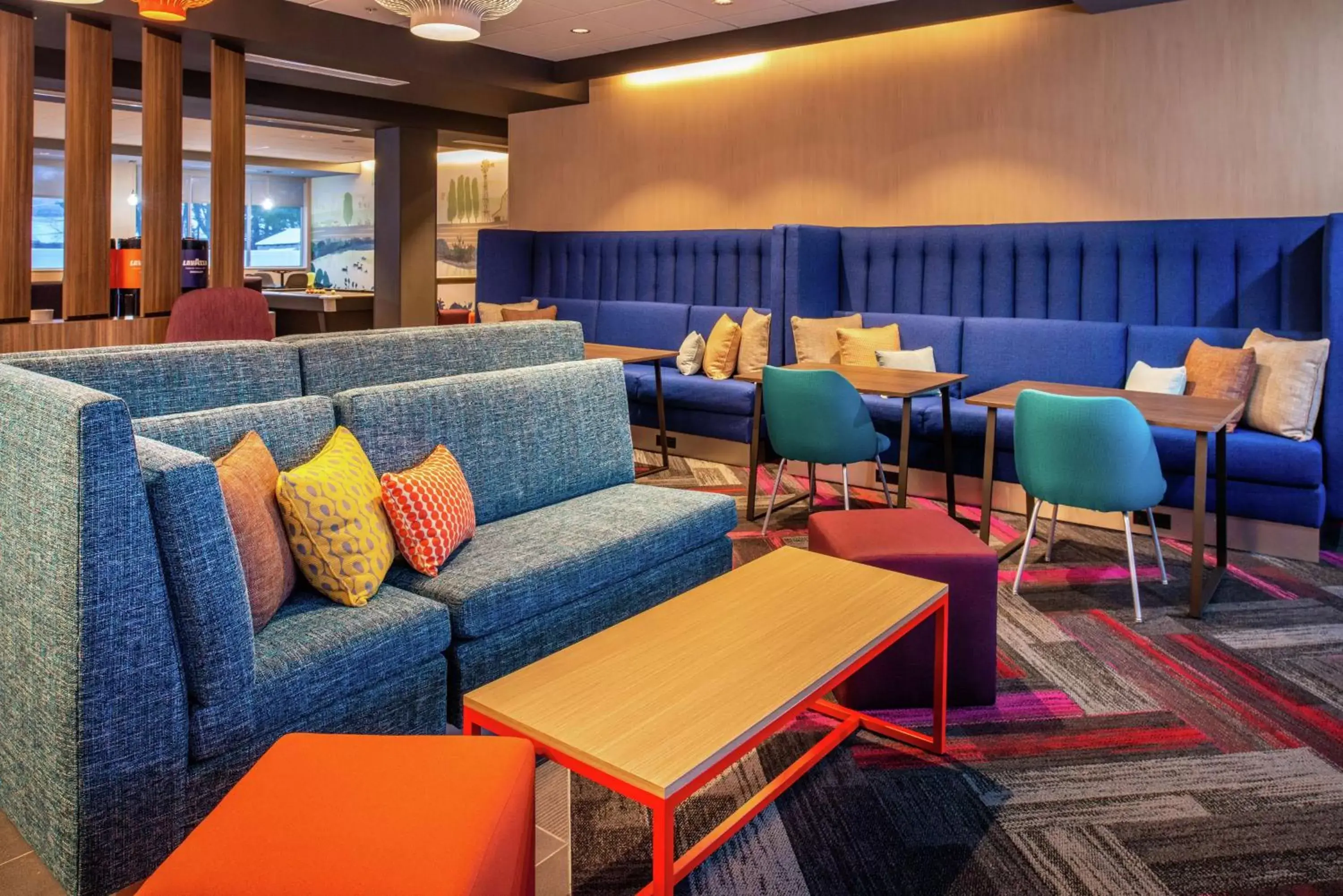 Lobby or reception, Lounge/Bar in Tru By Hilton Elkhart, In