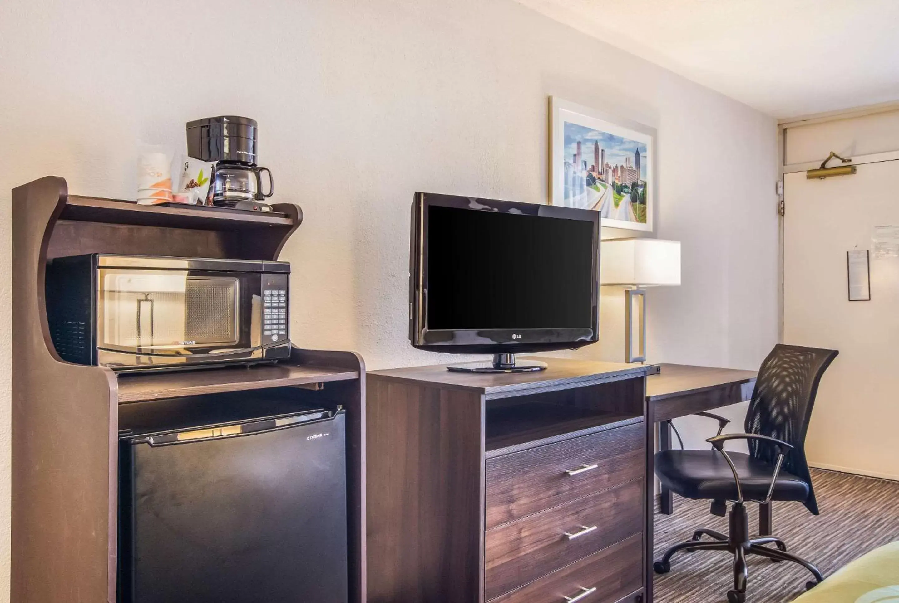 Photo of the whole room, TV/Entertainment Center in Quality Inn Suwanee I-85