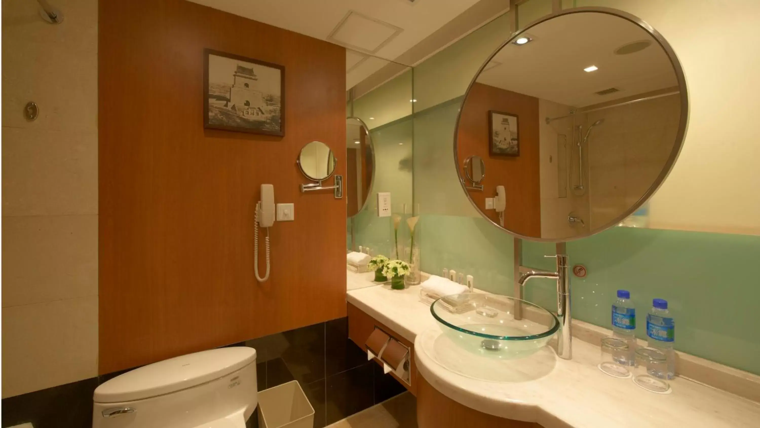 Photo of the whole room, Bathroom in Guo Ji Yi Yuan Hotel