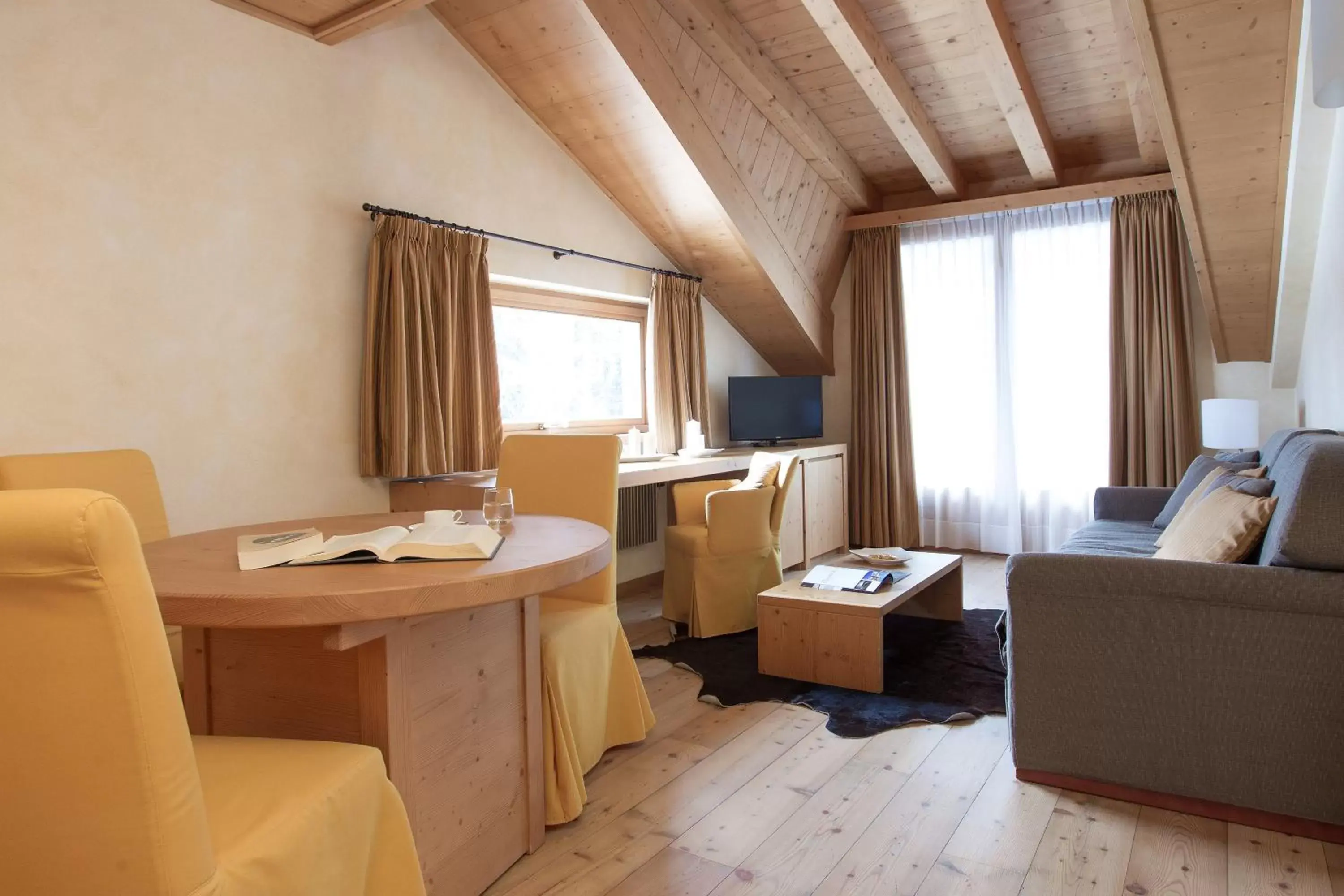 Bedroom, Seating Area in Palace Hotel Wellness & Beauty