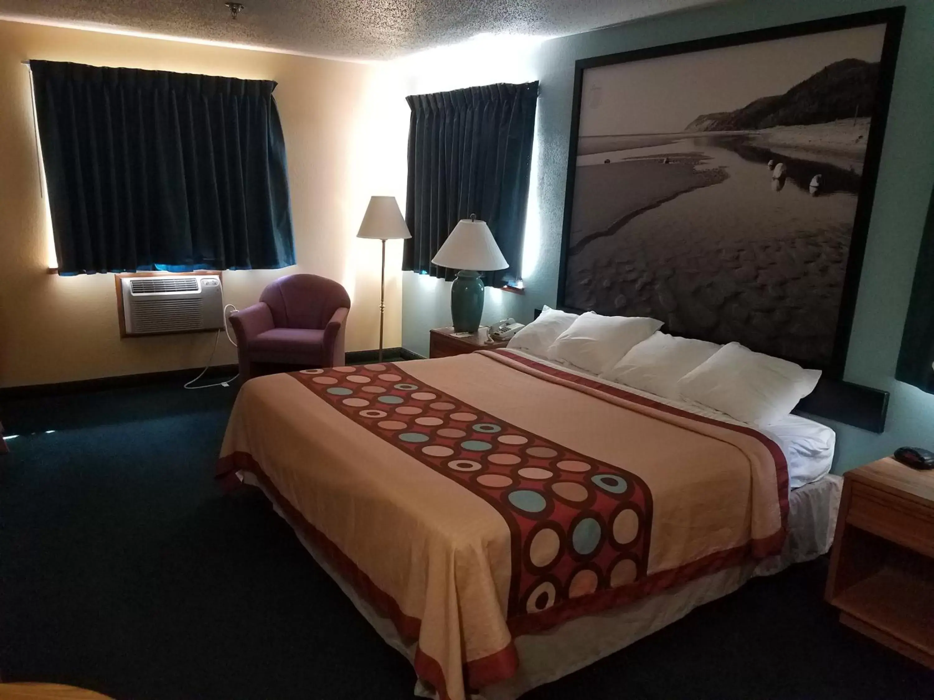 Photo of the whole room, Bed in Super 8 by Wyndham Houghton Lake