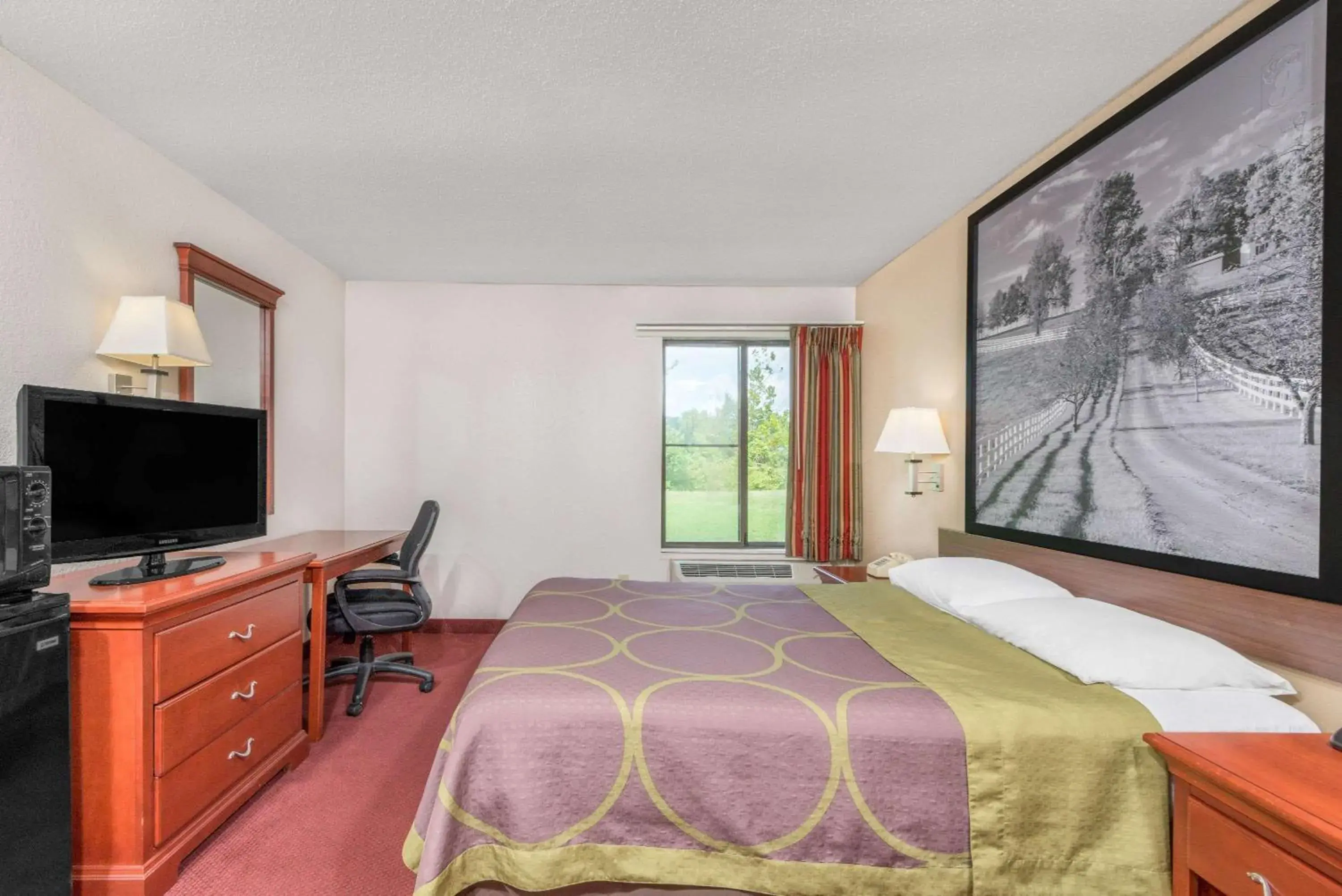 Photo of the whole room, Bed in Super 8 by Wyndham Vincennes