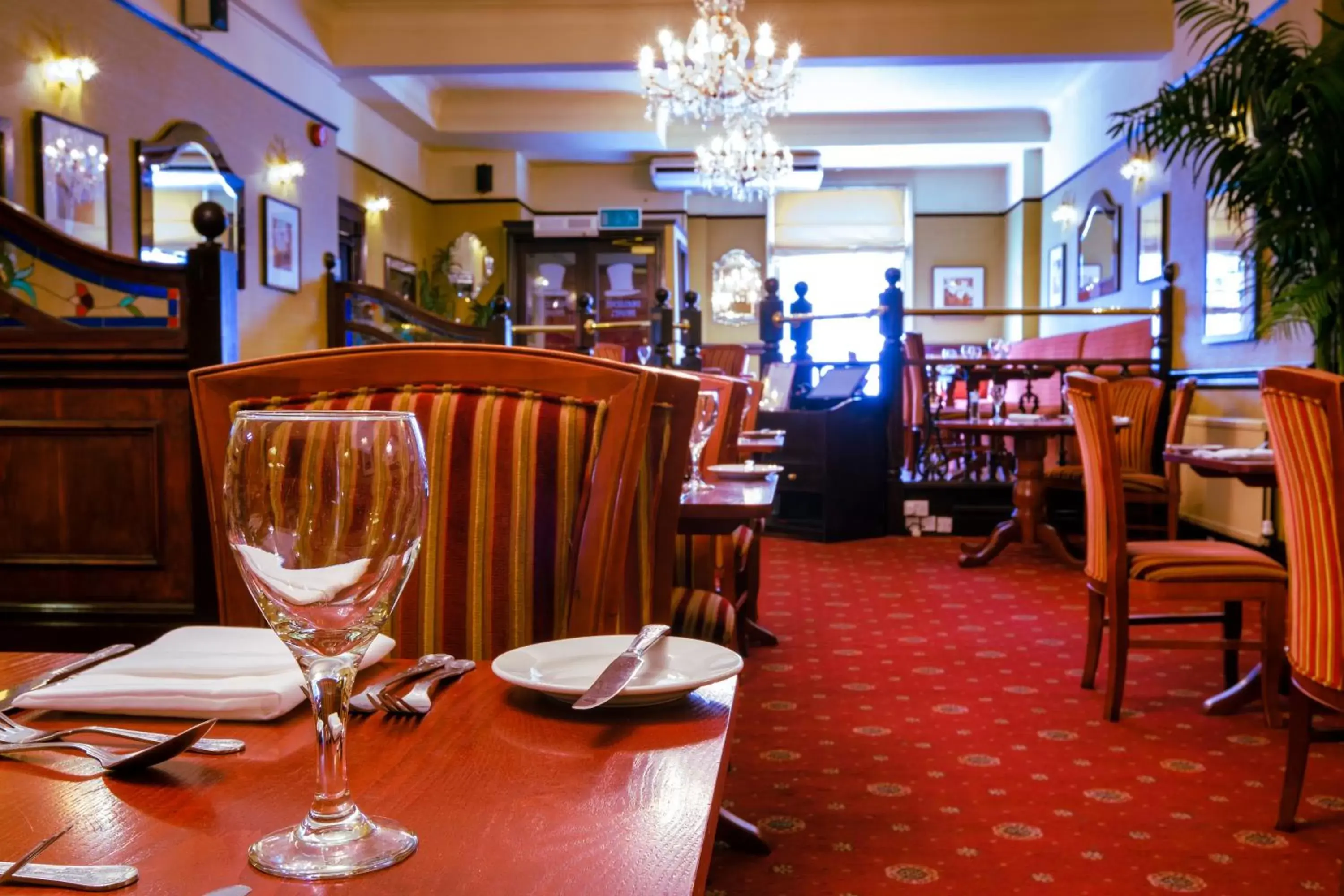 Restaurant/Places to Eat in Royal Hotel