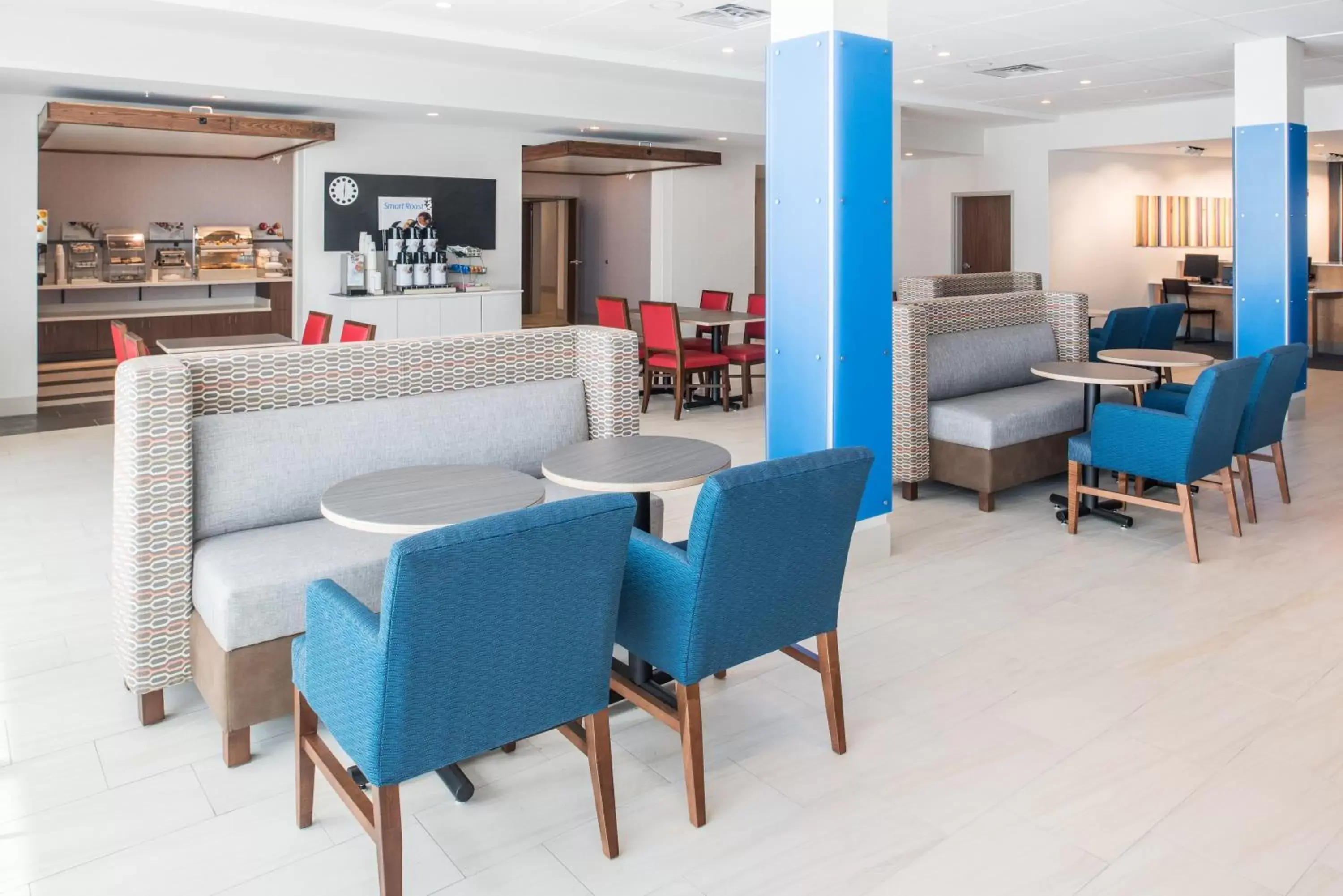 Property building, Lounge/Bar in Holiday Inn Express & Suites Ruston, an IHG Hotel