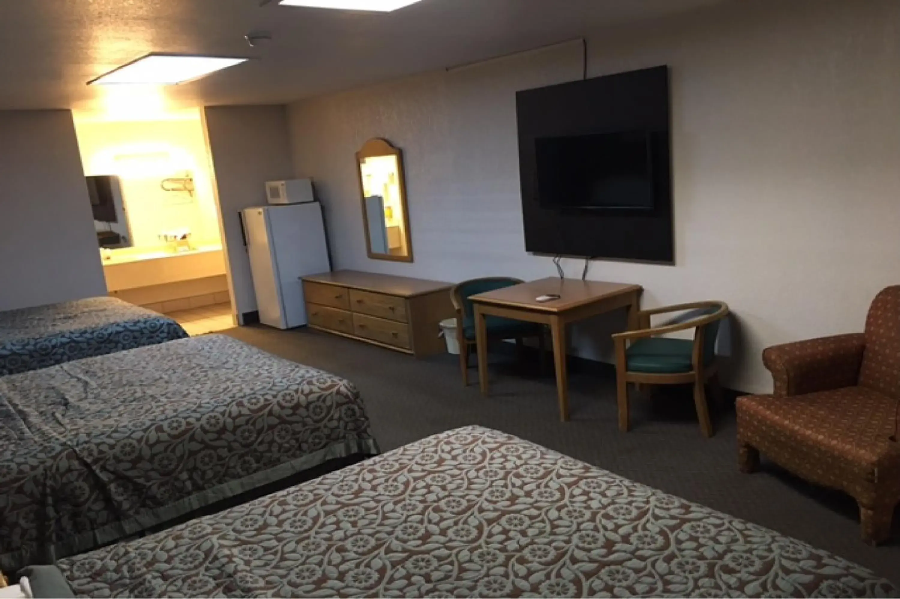 Bedroom, TV/Entertainment Center in Hebbronville Executive Inn