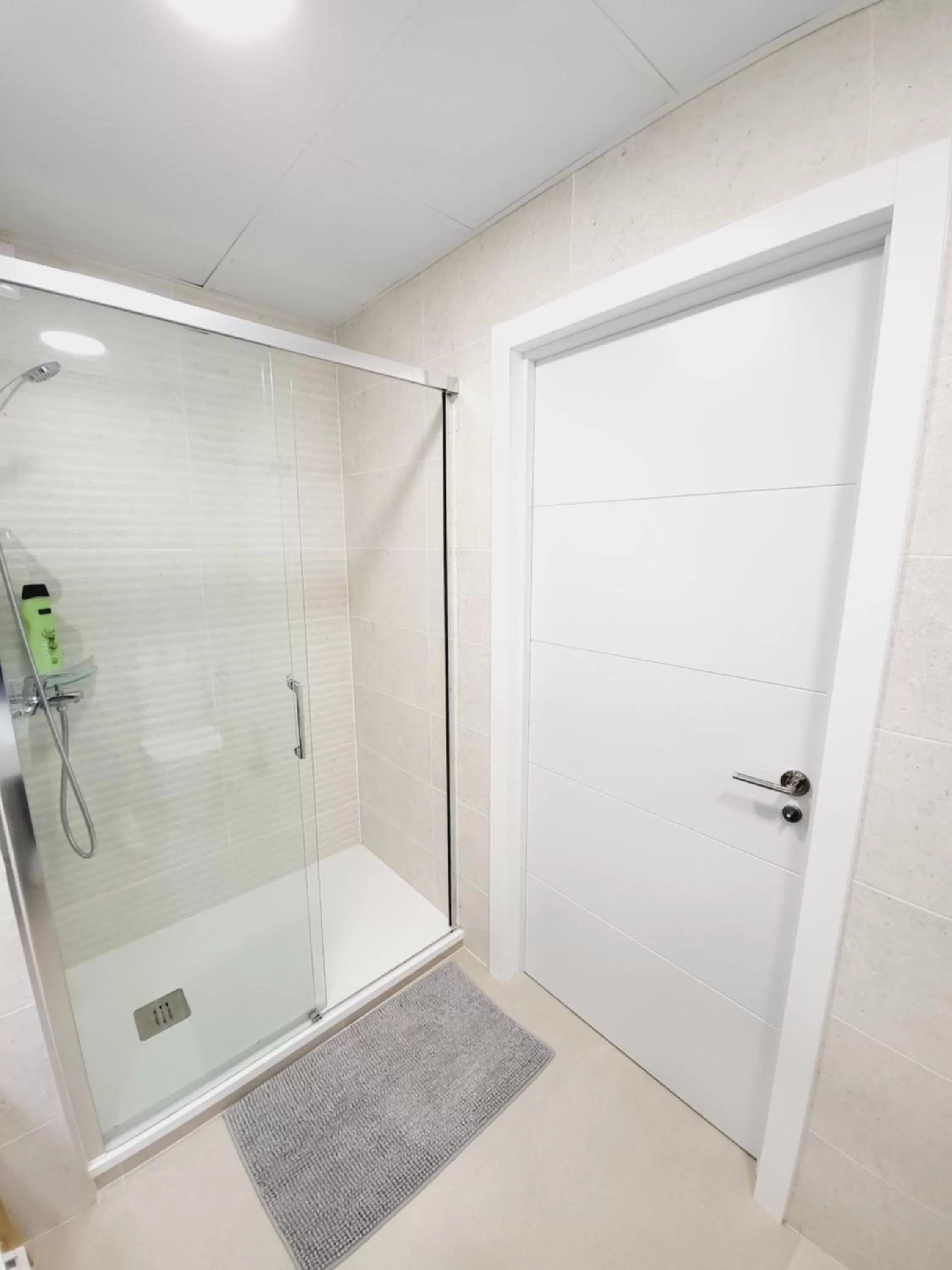 Shower in Carbonell 1