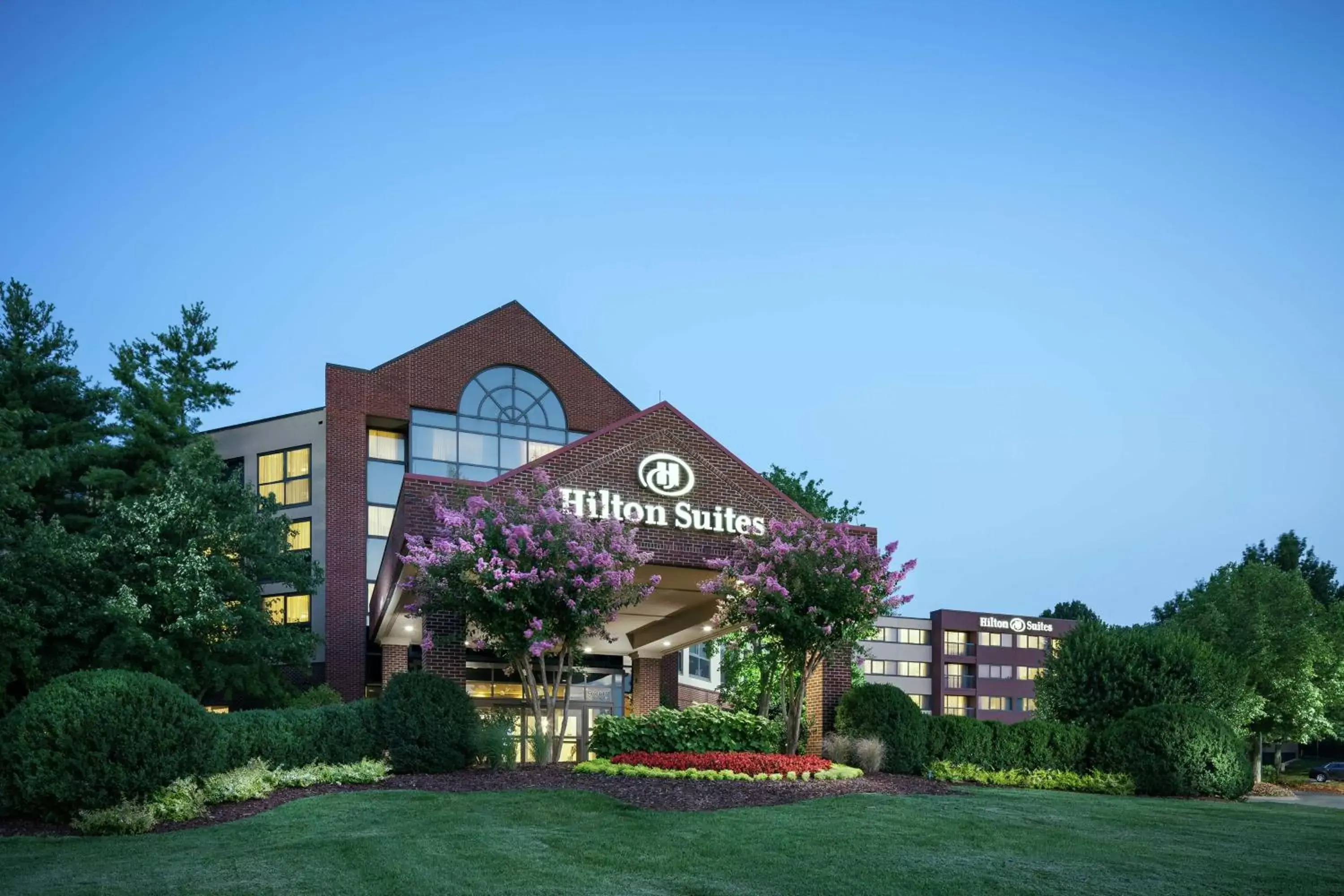 Property building in Hilton Suites Brentwood Property building in Hilton Suites Brentwood
