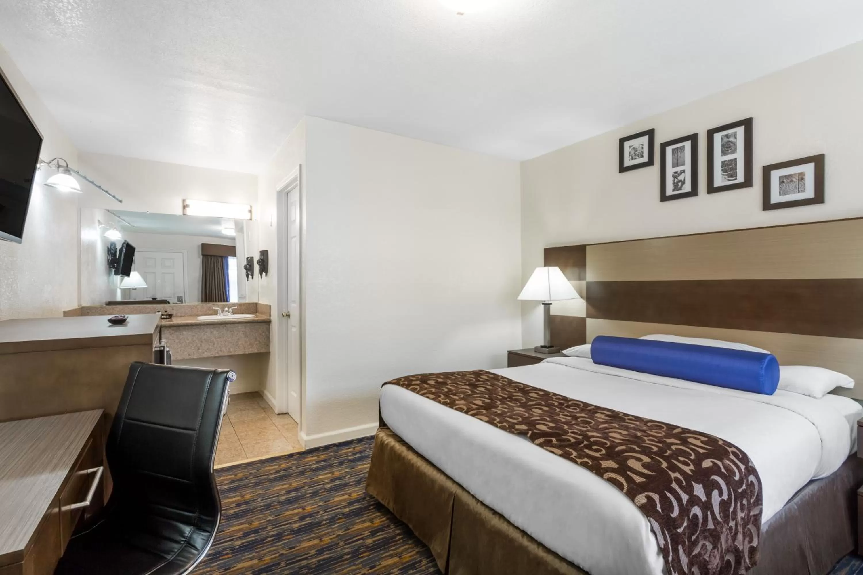 Bed in Howard Johnson By Wyndham Berkeley