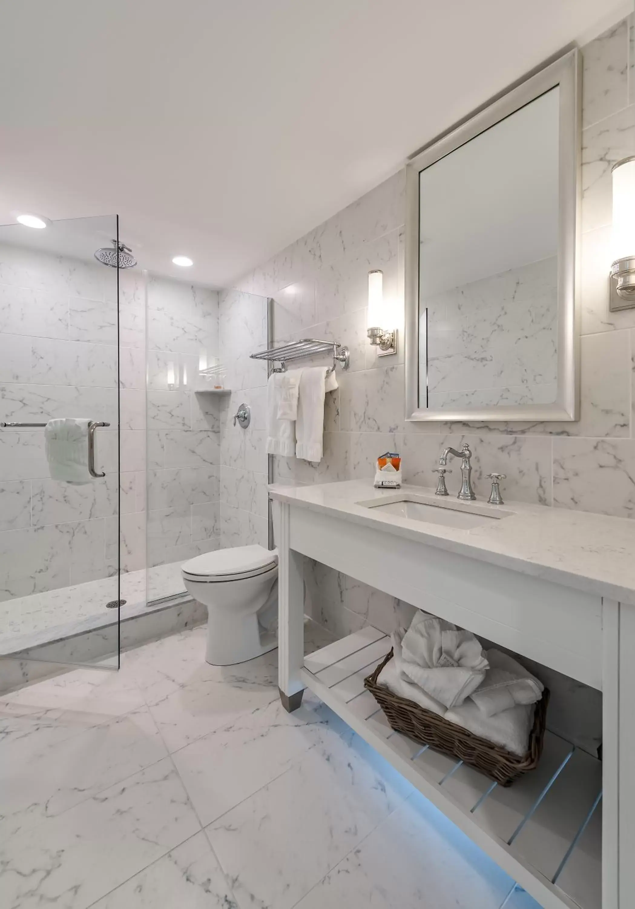 Premium Poolside King Studio in ICONA Avalon Premium Poolside King Studio in ICONA Avalon