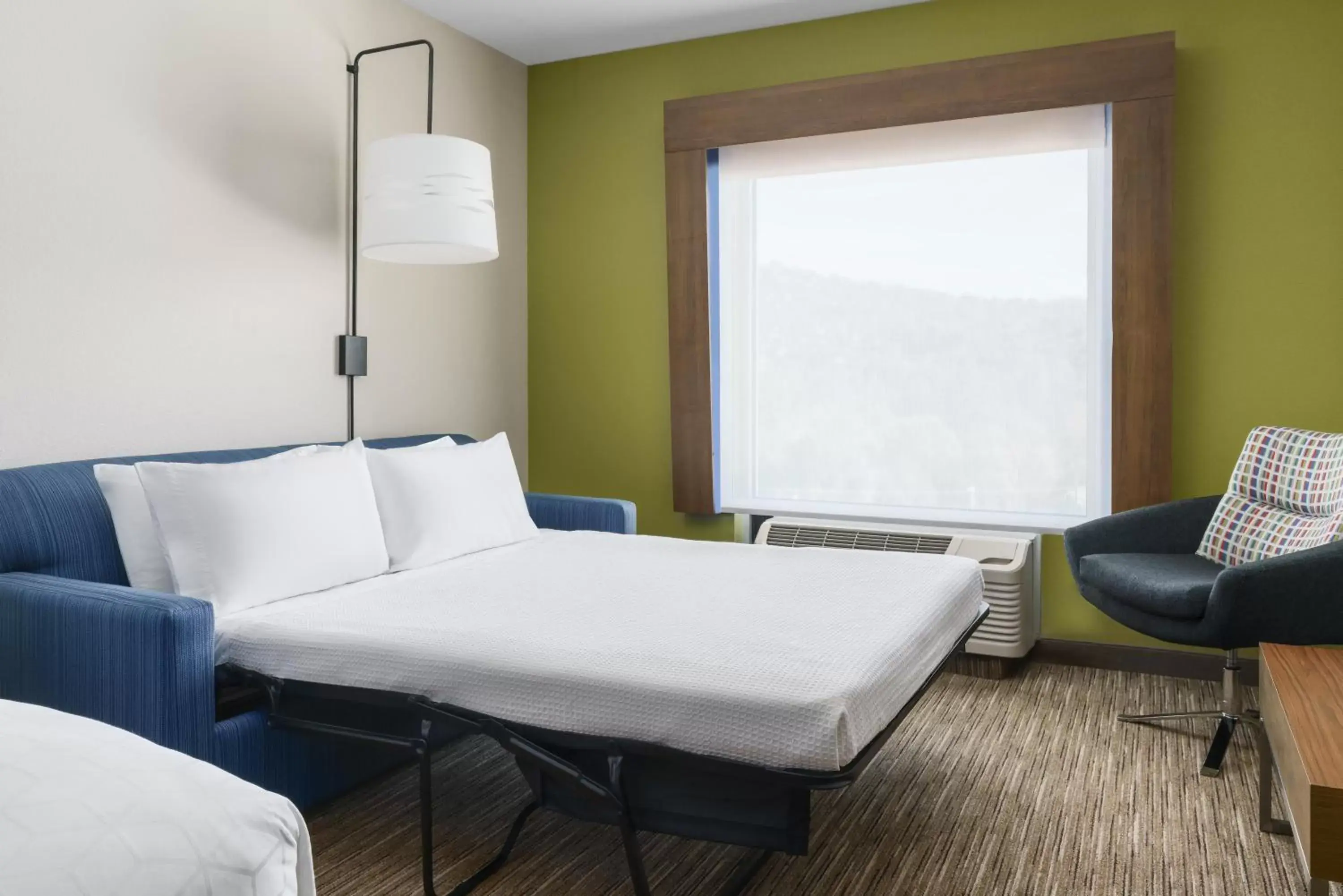 Photo of the whole room, Bed in Holiday Inn Express & Suites Oakhurst-Yosemite Park Area, an IHG Hotel