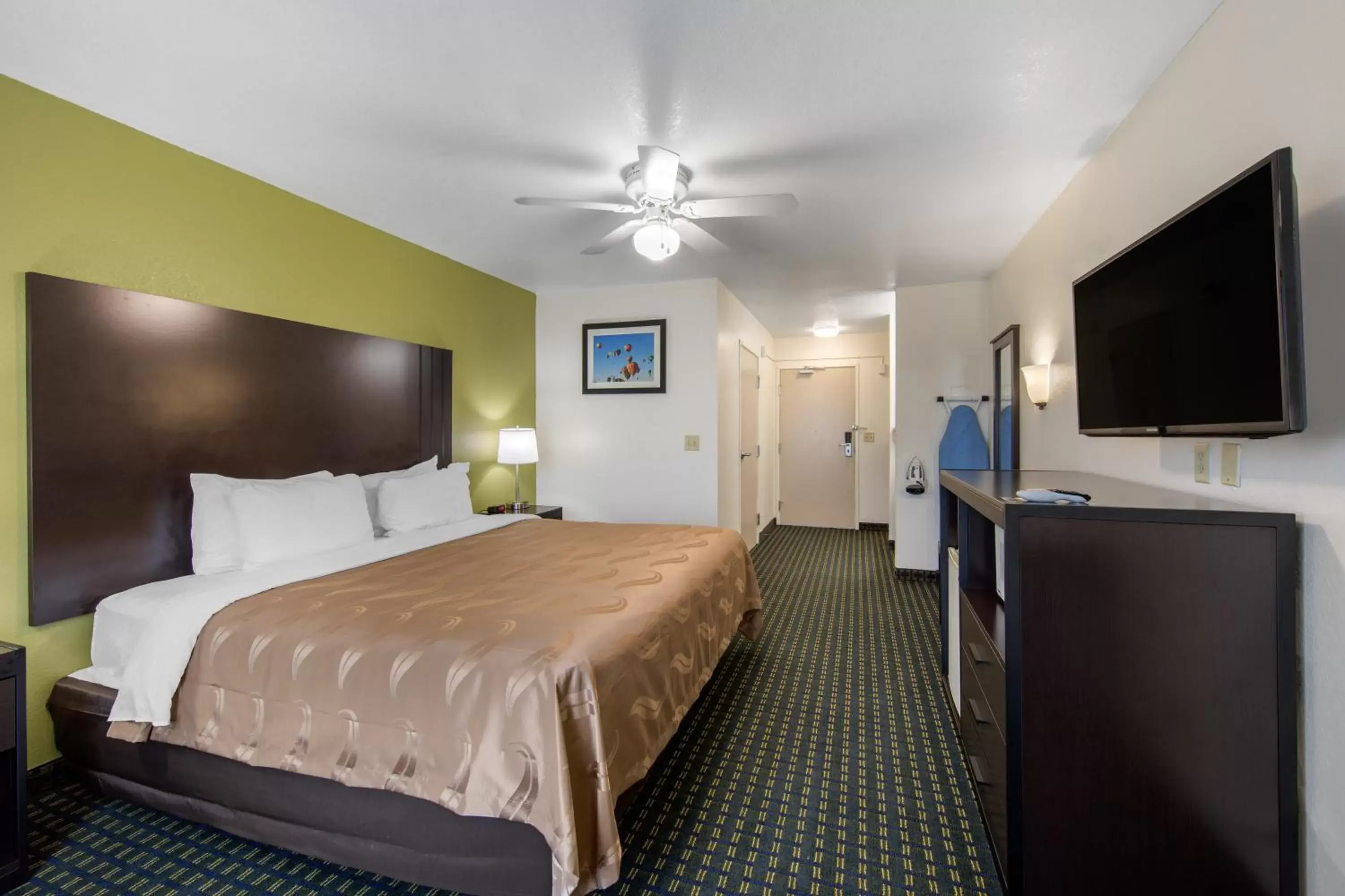 TV and multimedia, Bed in Quality Inn & Suites