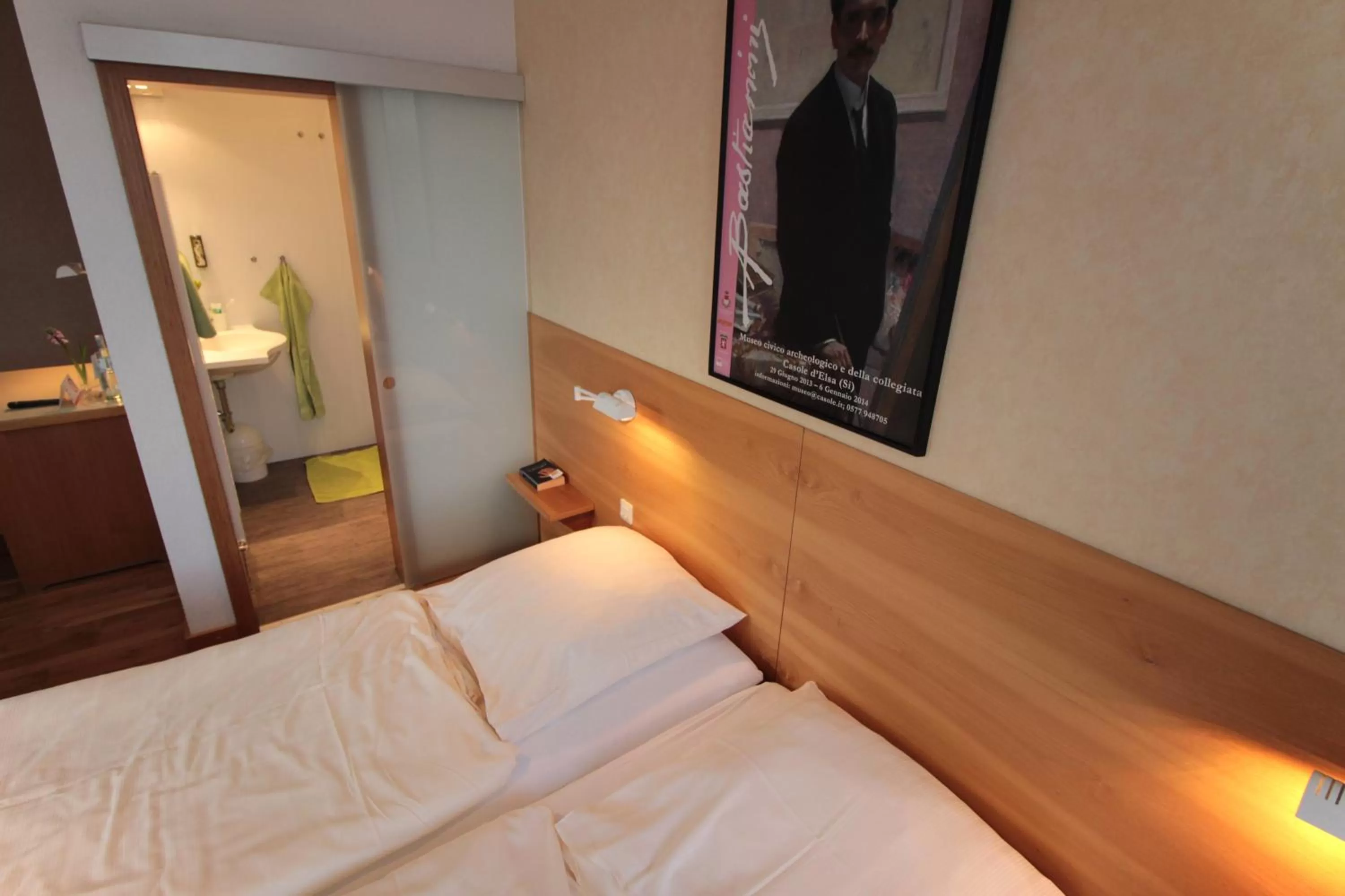 Photo of the whole room, Bed in An der Persiluhr Stadt-gut-Hotel