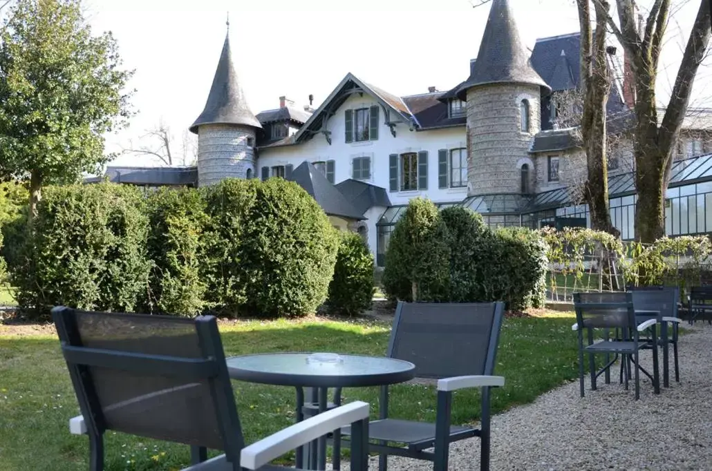 Patio, Property Building in Hôtel Villa Navarre - Les Collectionneurs