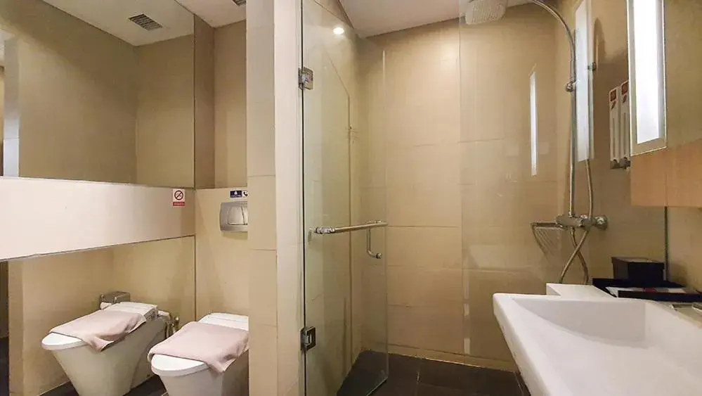 Bathroom in Ra Premiere Simatupang Jakarta