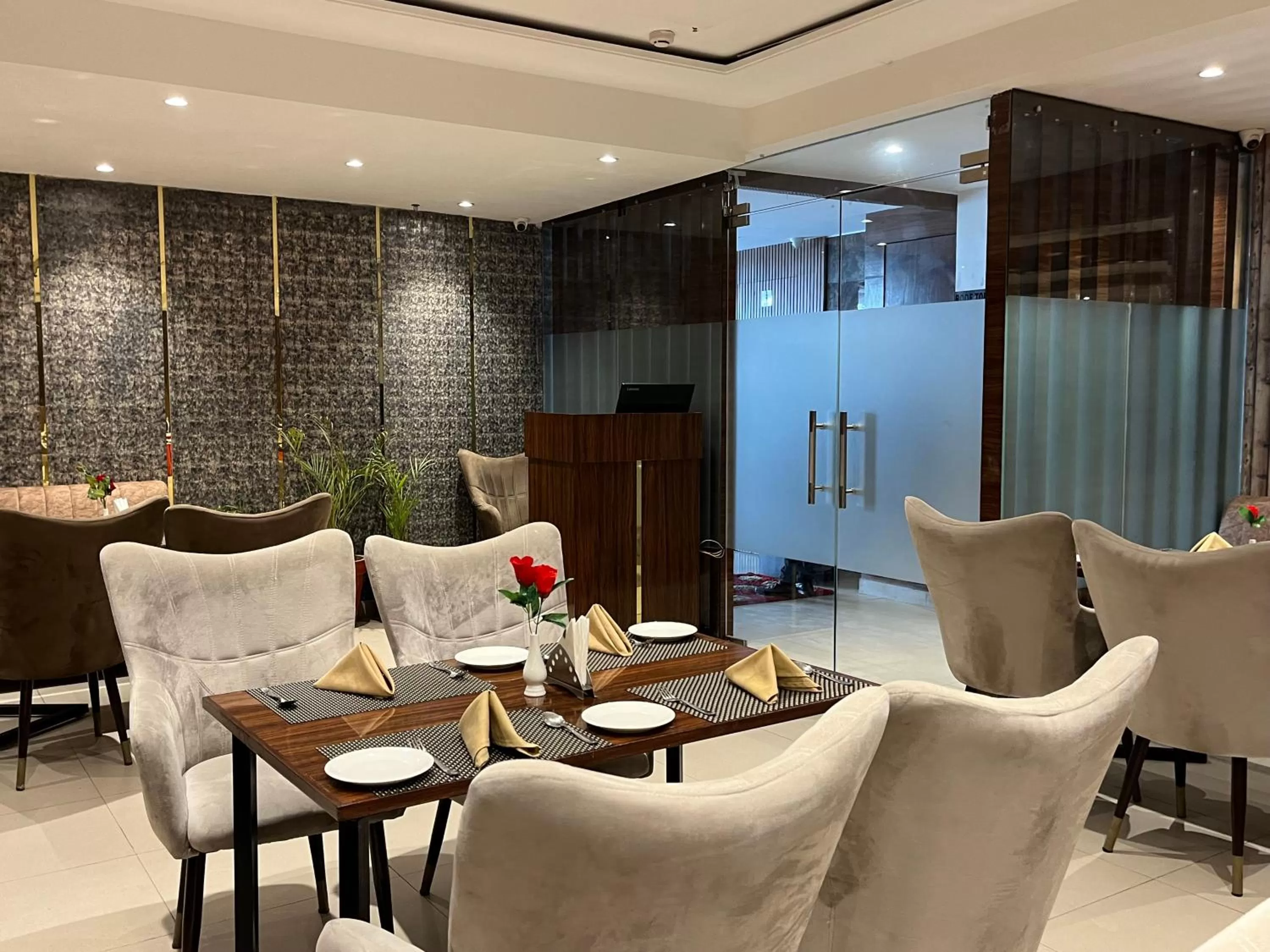 Nightclub / DJ in RRV Hotel