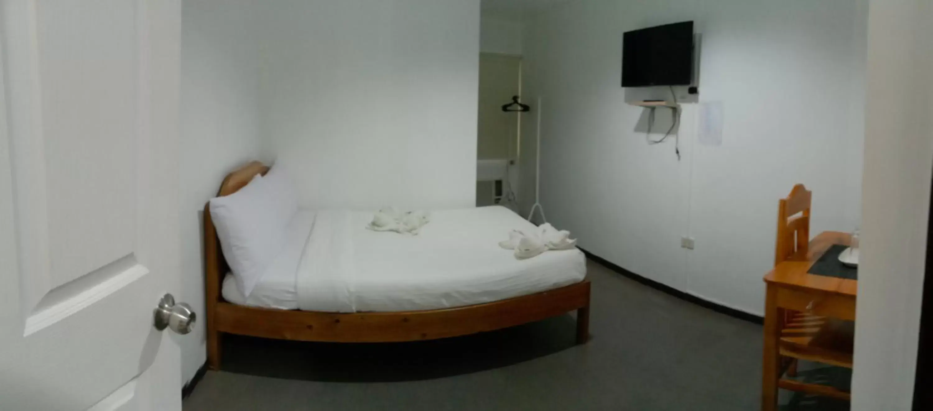 Photo of the whole room, Bed in Amor's Place