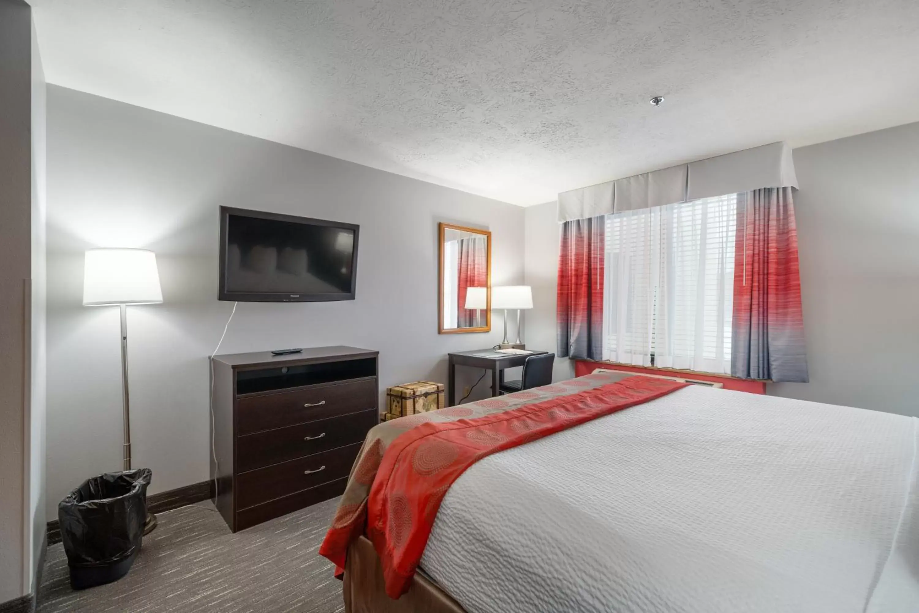 TV and multimedia, Bed in Ramada by Wyndham Sioux Falls Airport - Waterpark Resort & Event Center