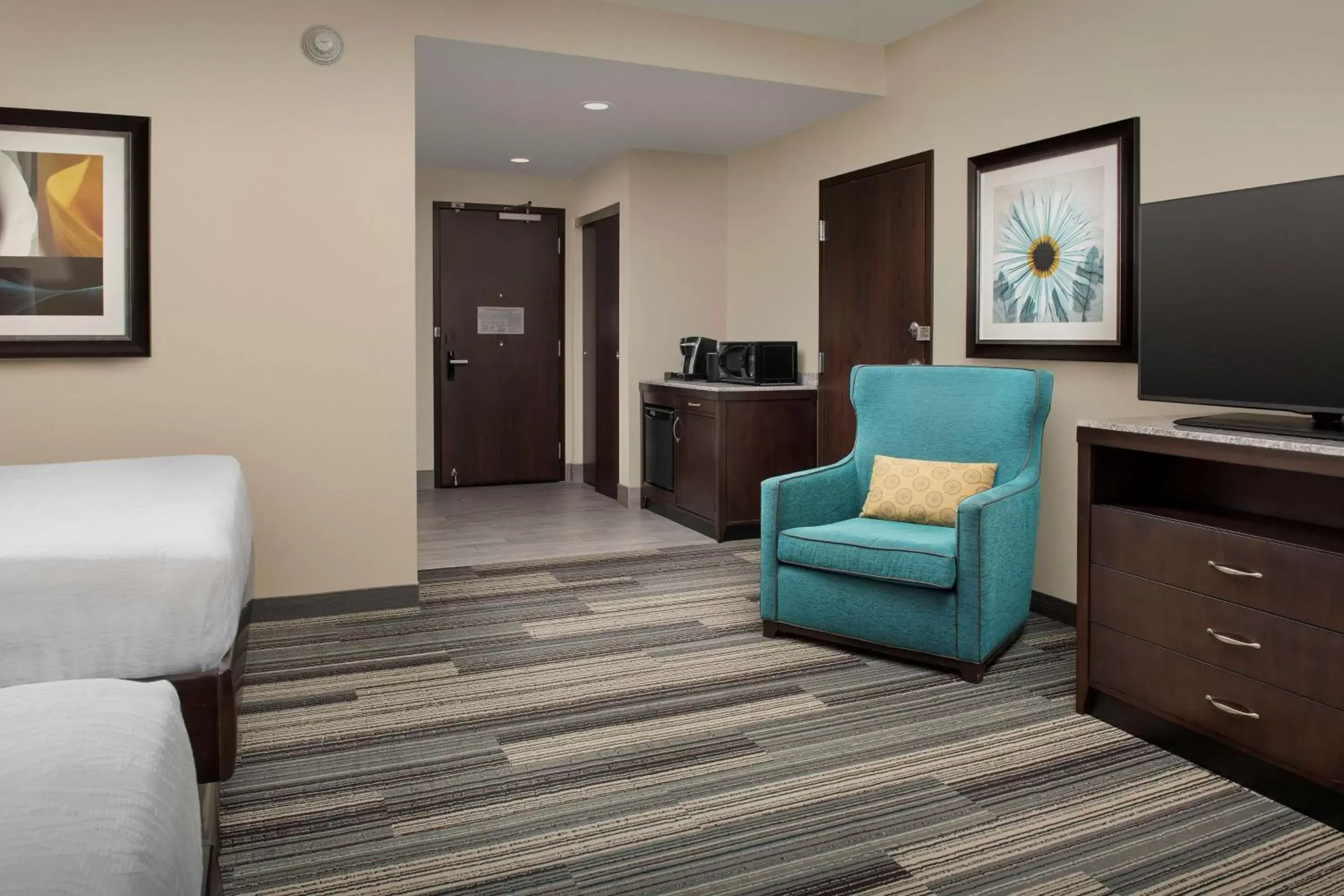 Bed, Seating Area in Hilton Garden Inn Murfreesboro