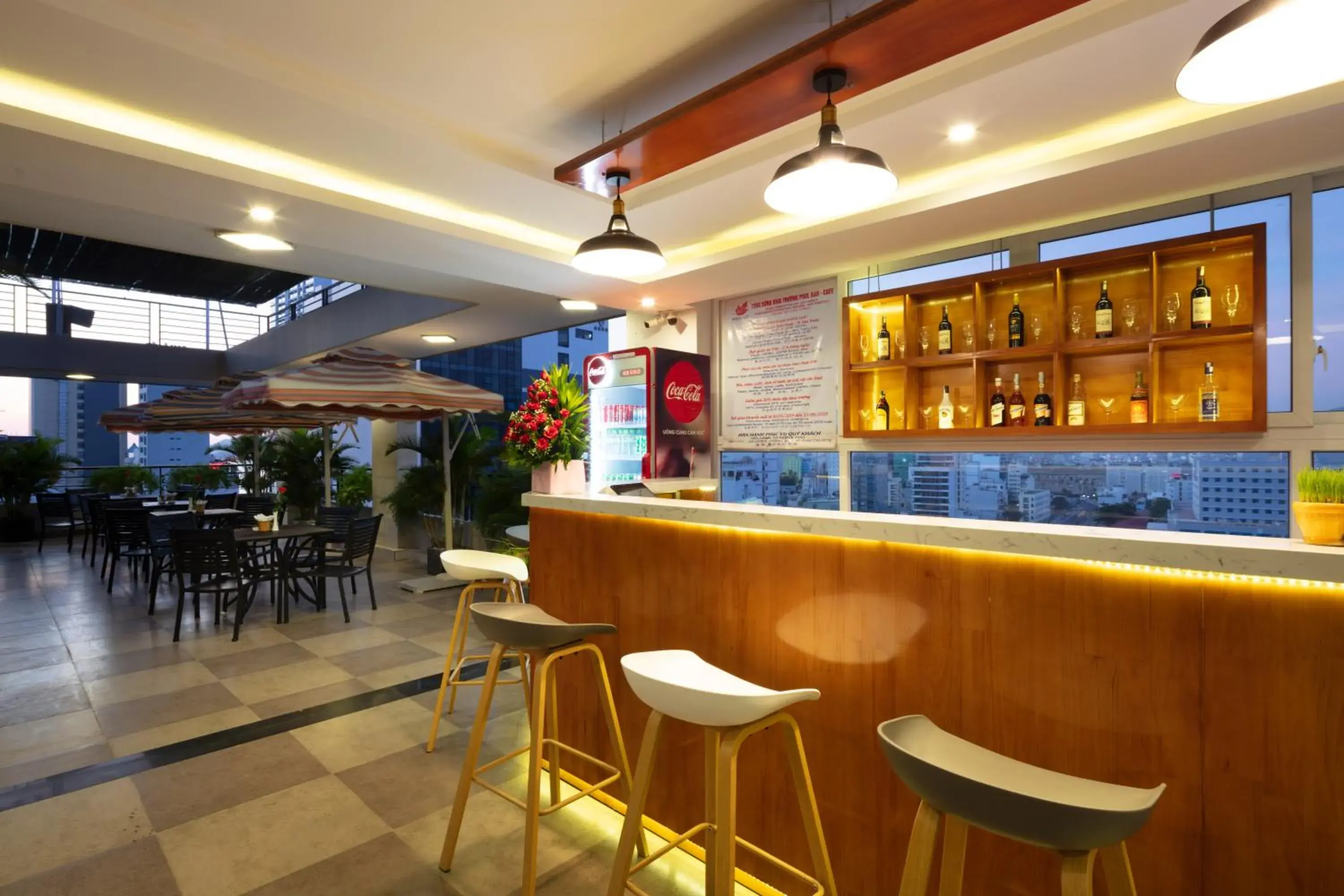 Restaurant/places to eat, Lounge/Bar in Maple Leaf Hotel & Apartment