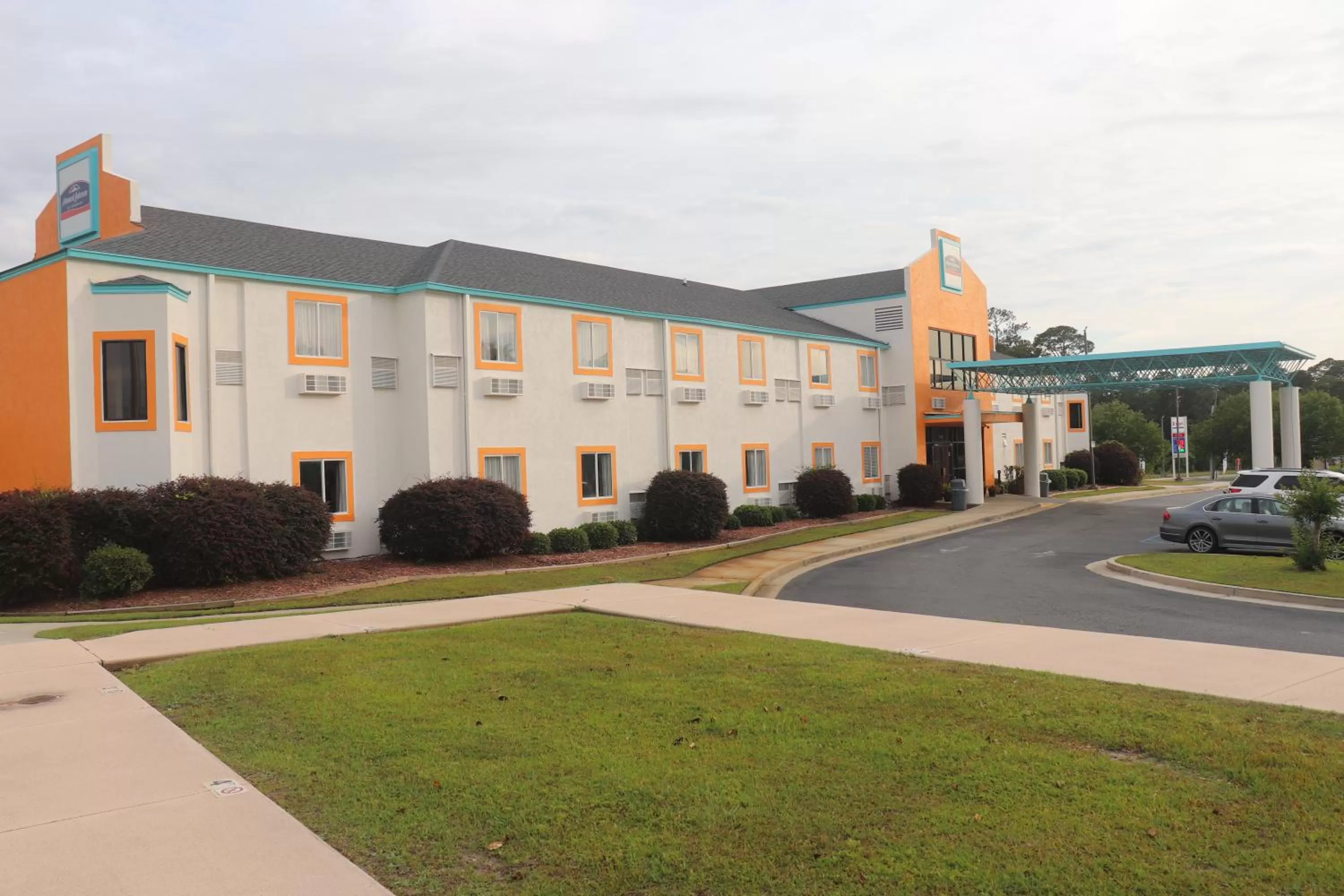 Property building in Howard Johnson by Wyndham Tifton GA I-75