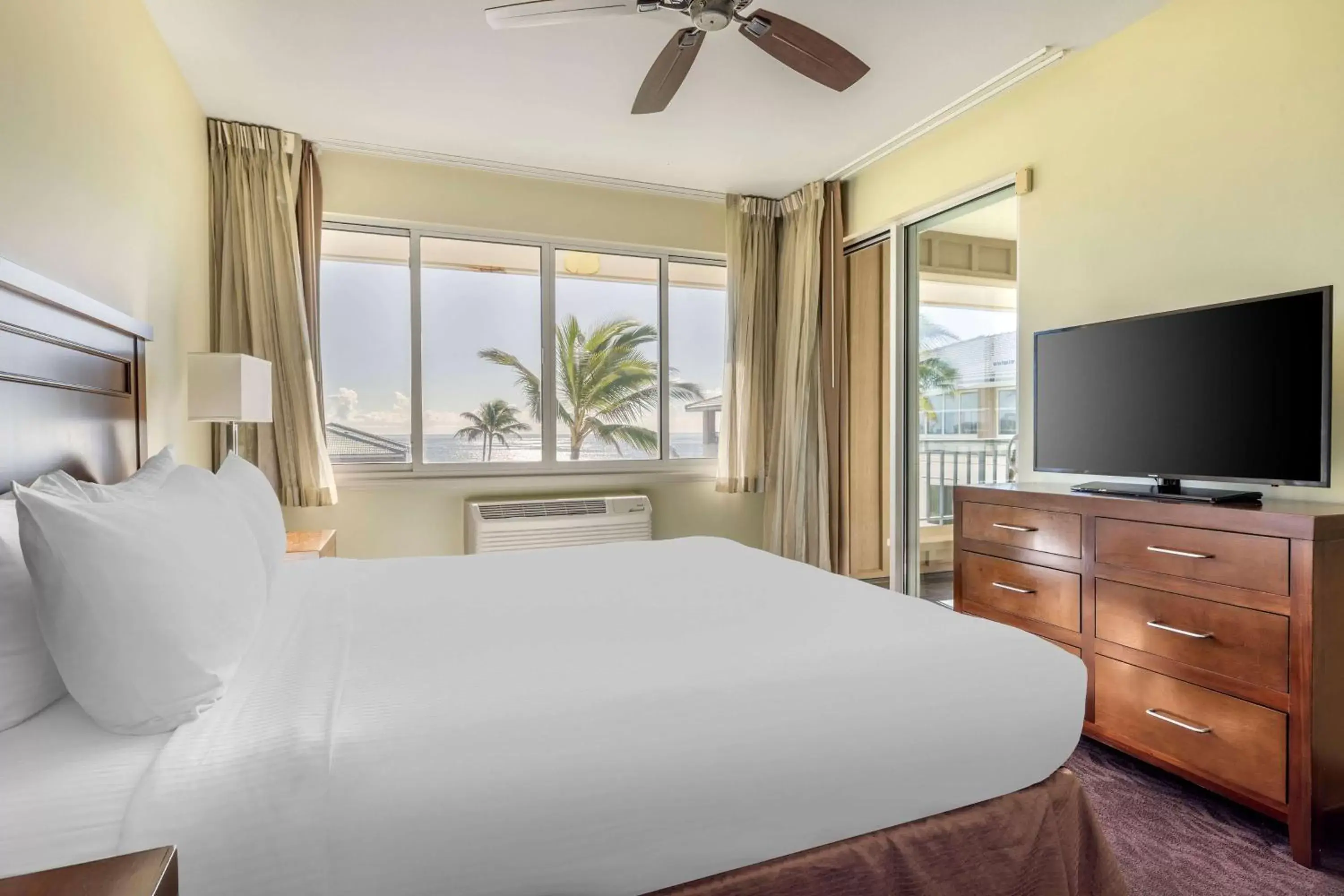 Bed in Hilton Vacation Club The Point at Poipu Kauai