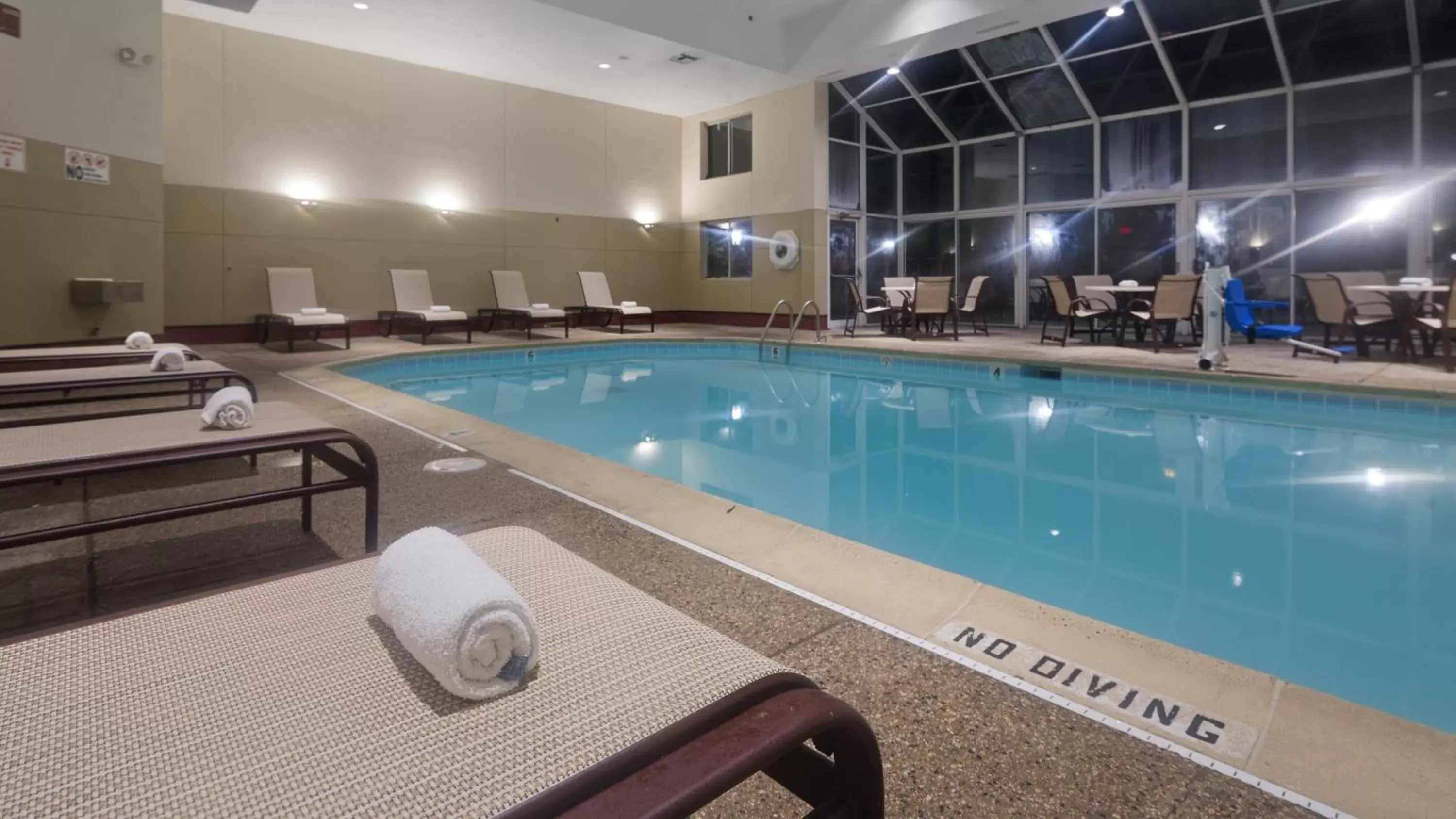 Swimming pool in Chicago Club Inn & Suite