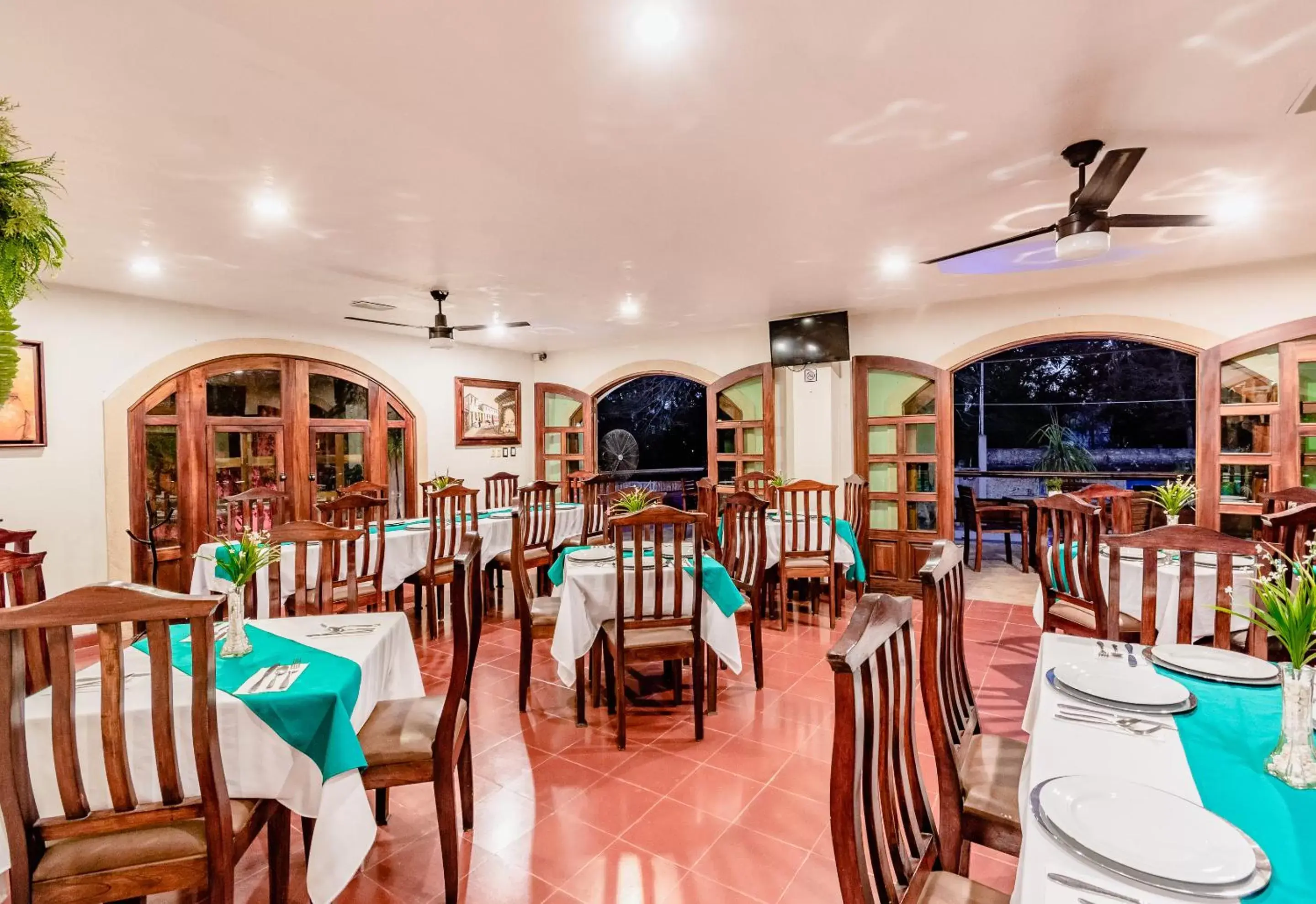 Restaurant/Places to Eat in El Zaguán Colonial by GuruHotel