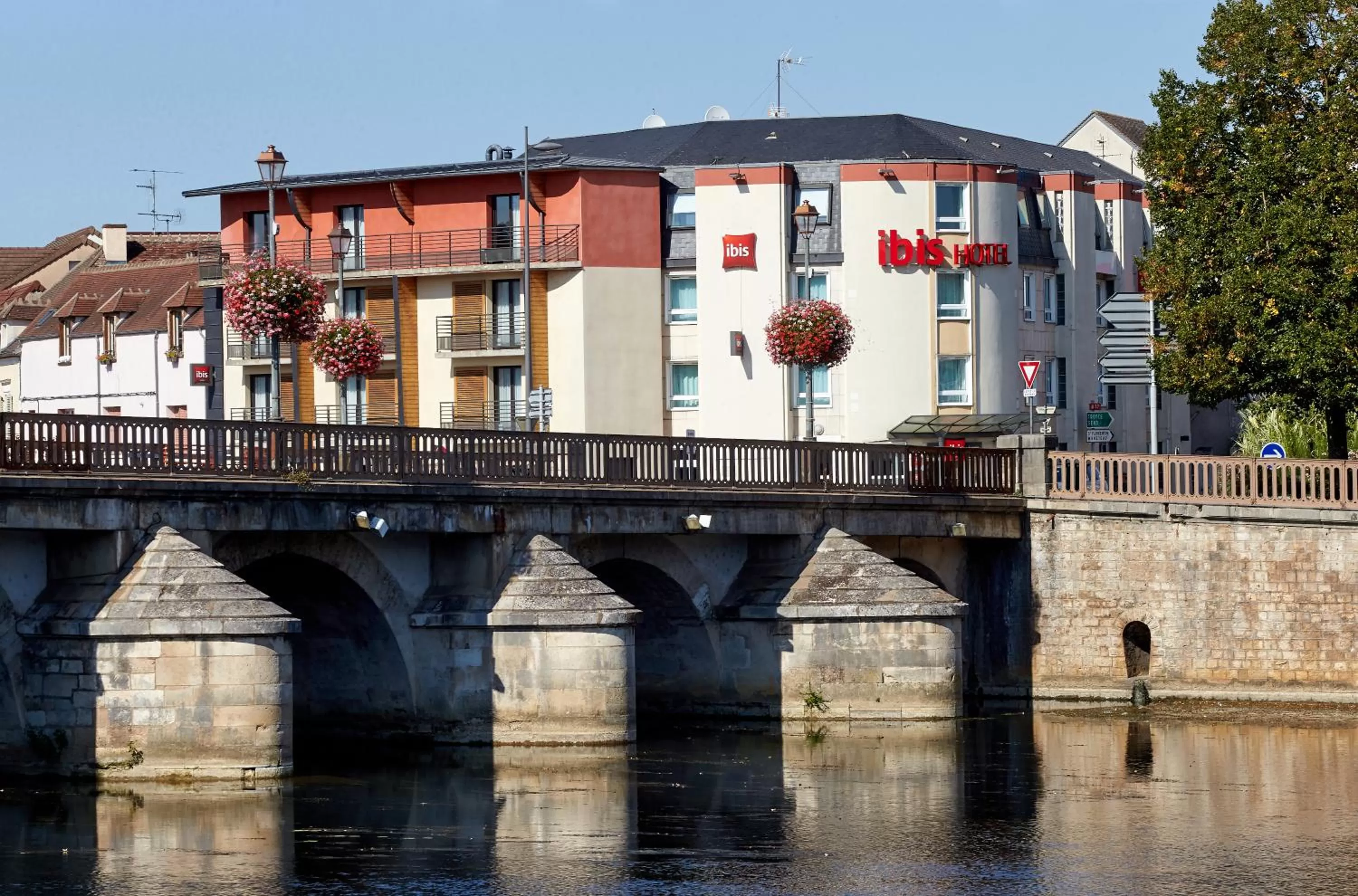 Facade/entrance in ibis Auxerre Centre