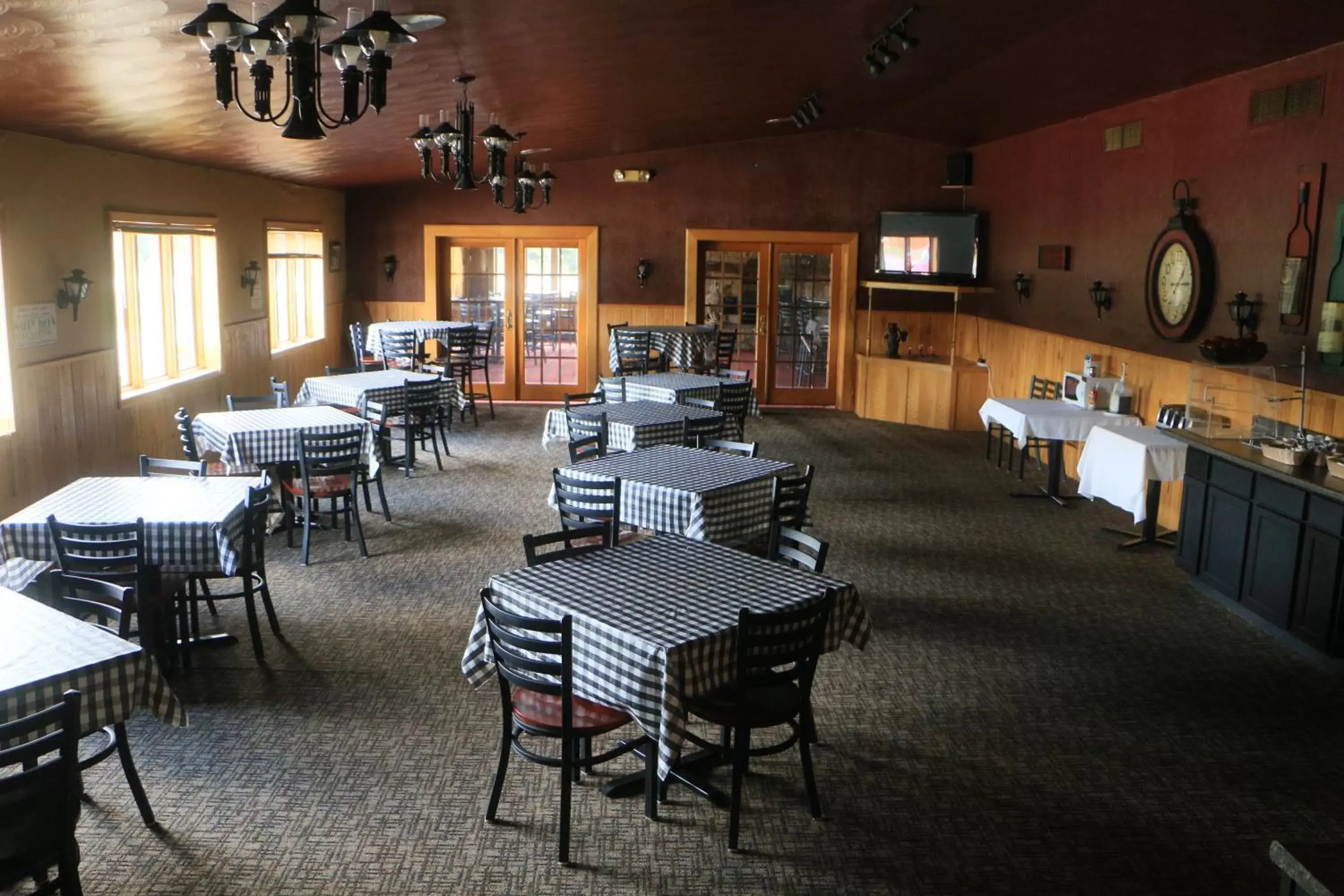 Restaurant/Places to Eat in Econo Lodge Inn & Suites Munising Area