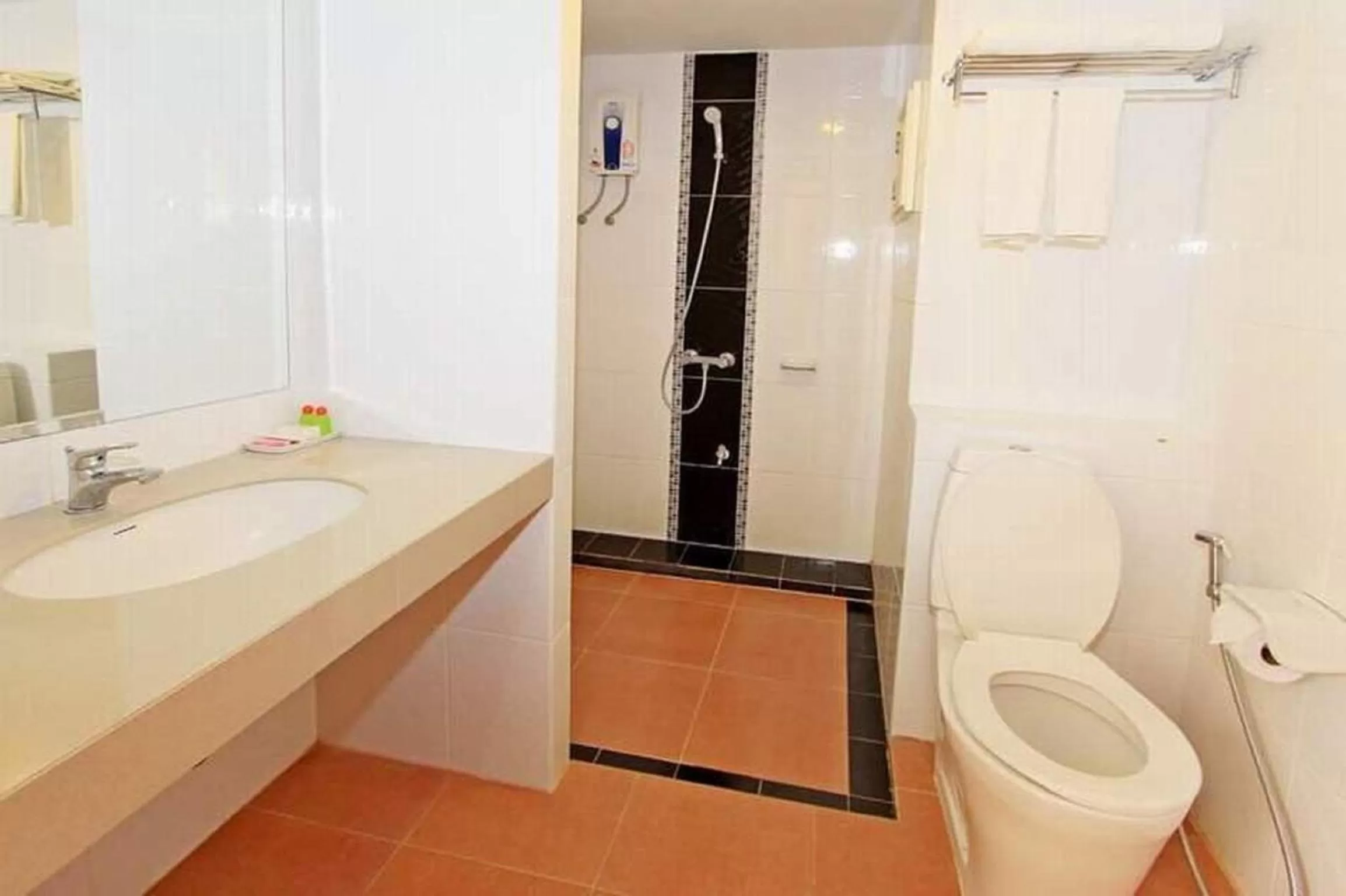 Bathroom in Convenient Grand Hotel