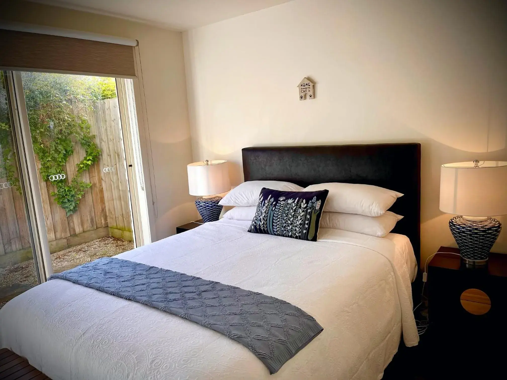 Bedroom, Bed in Captains Retreat Apartments and Cottages