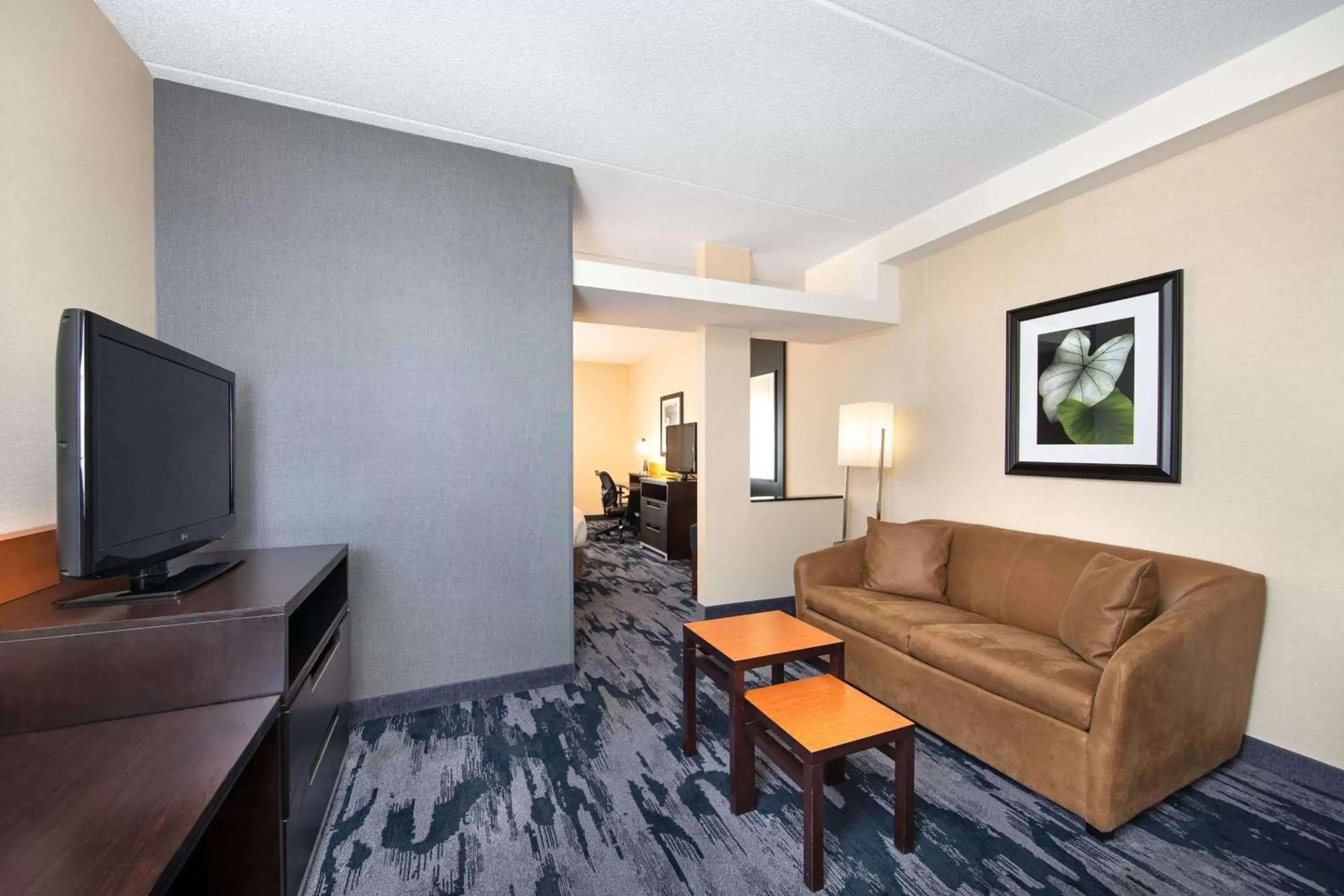 Photo of the whole room, Seating Area in Fairfield Inn & Suites by Marriott Toronto Mississauga