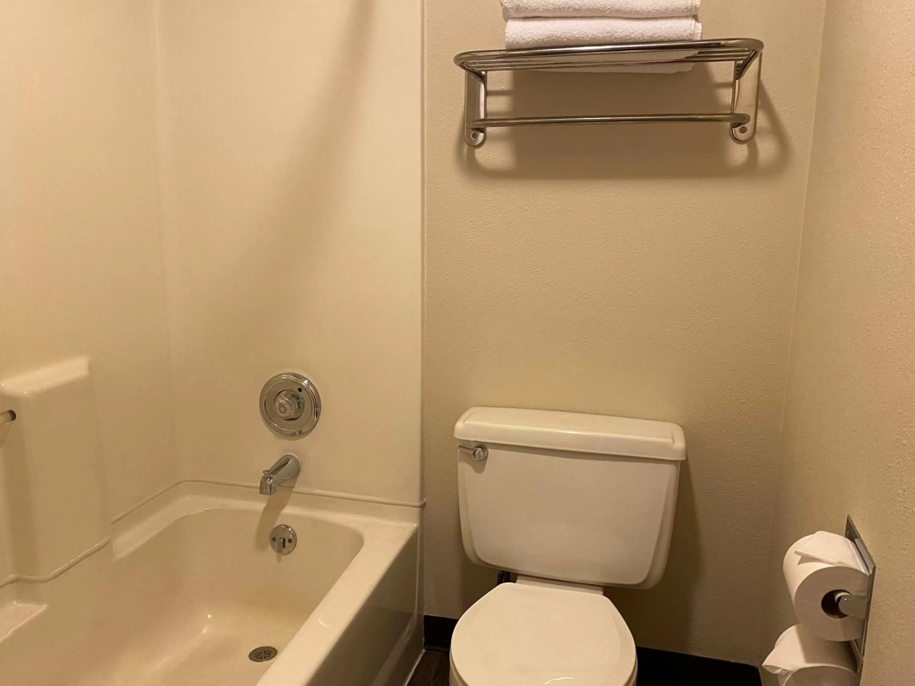 Bathroom in Cousin's Country Inn