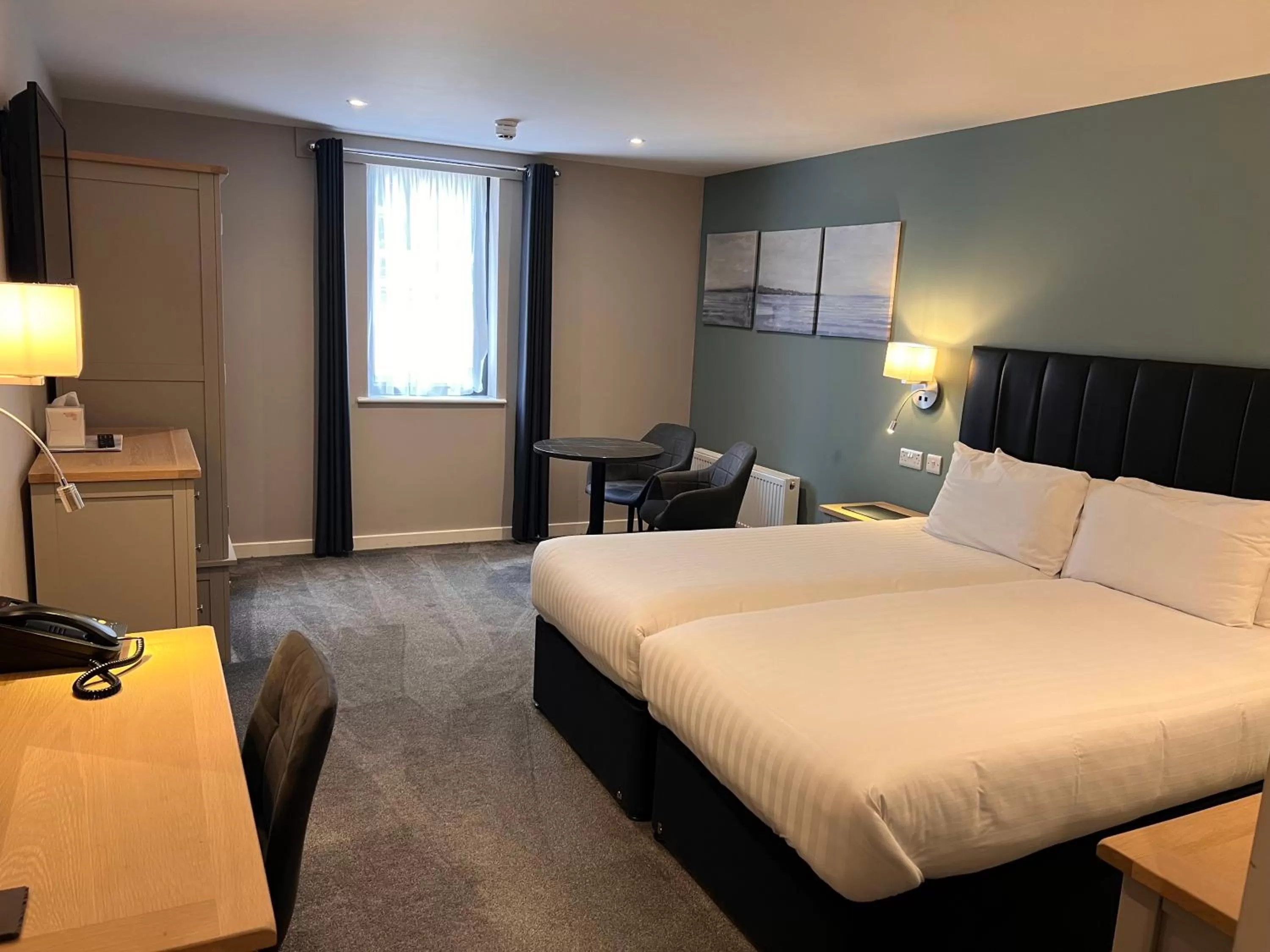 Bed in South Lawn Hotel