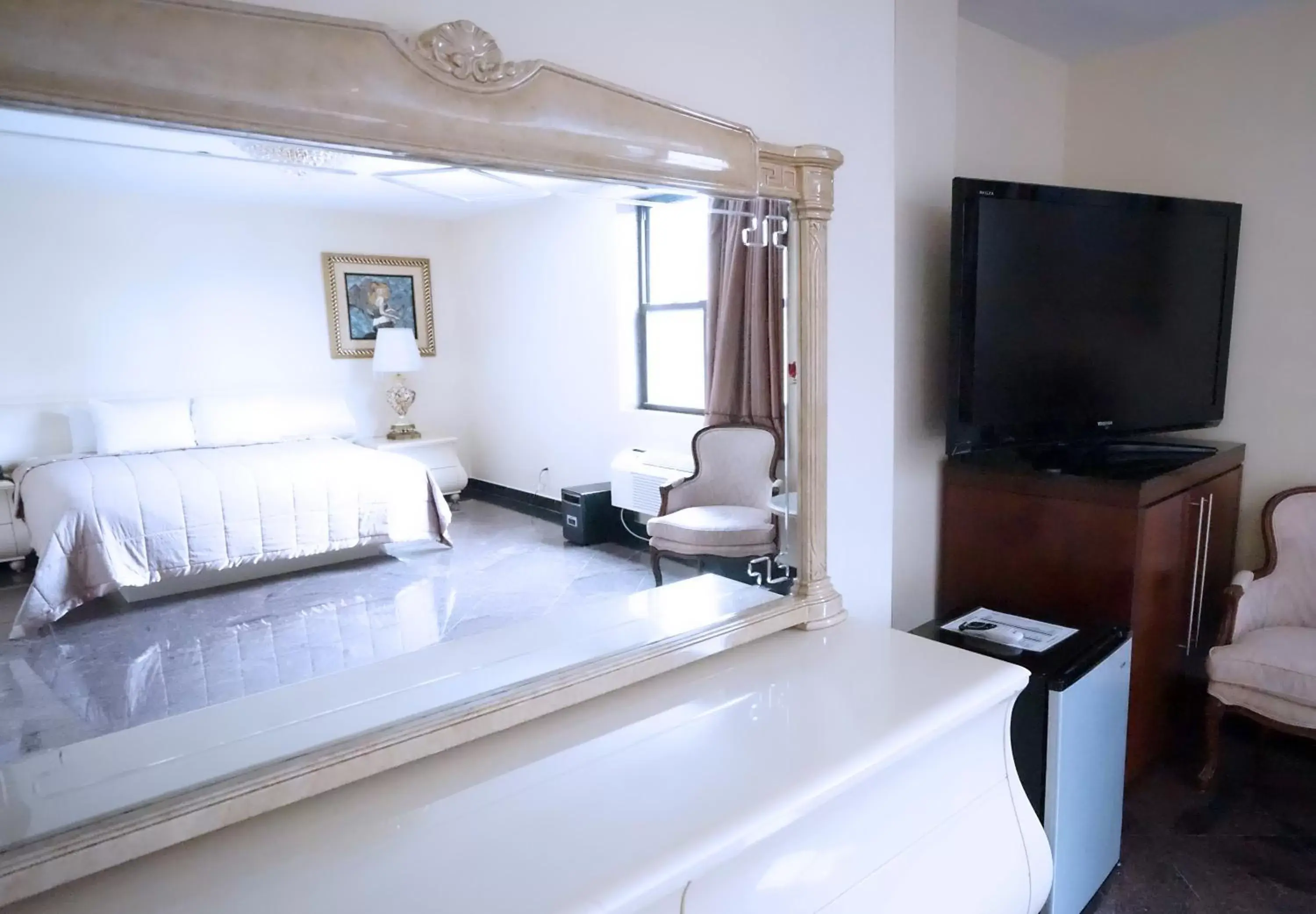 Photo of the whole room, TV/Entertainment Center in Paris Suites Hotel