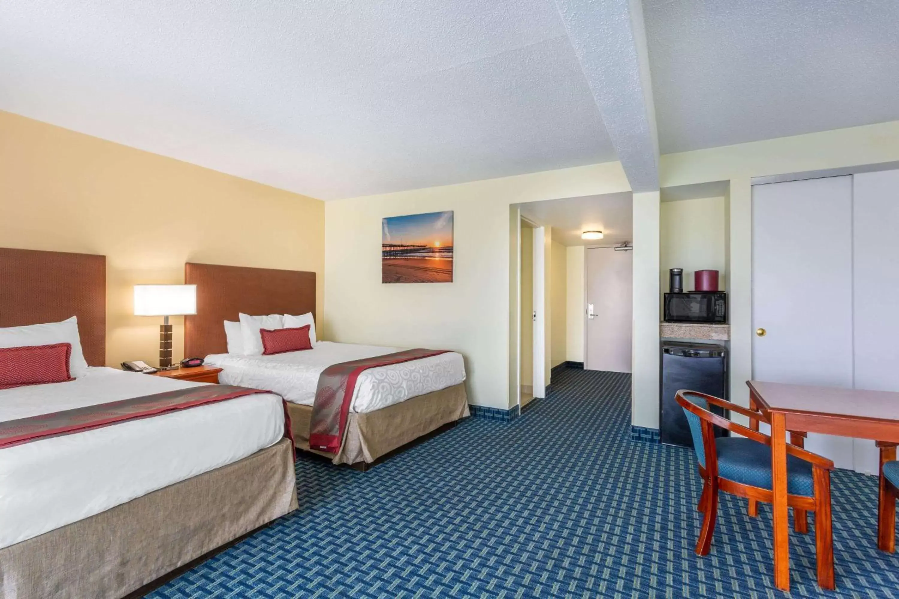 Photo of the whole room, Bed in Ramada Plaza by Wyndham Virginia Beach