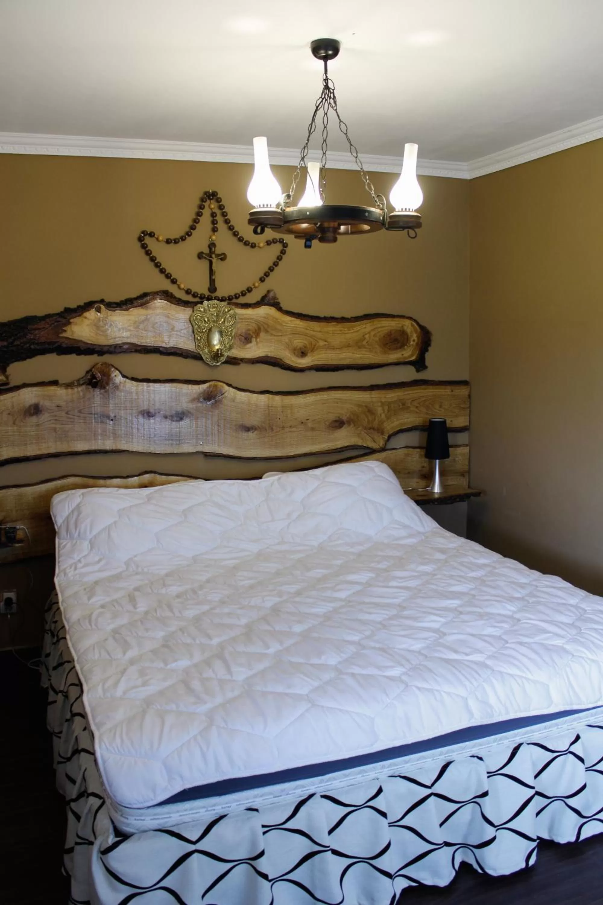 Photo of the whole room, Bed in Pensiunea Taverna Bucium