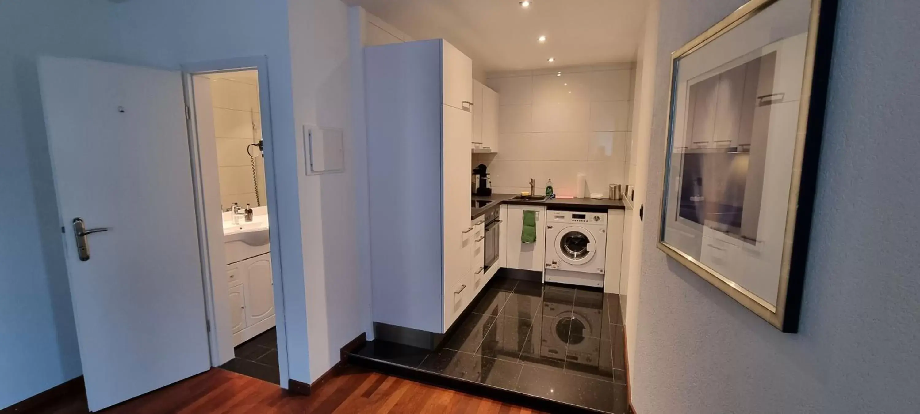 Kitchen or kitchenette, Bathroom in Apart Hotel Amadeo