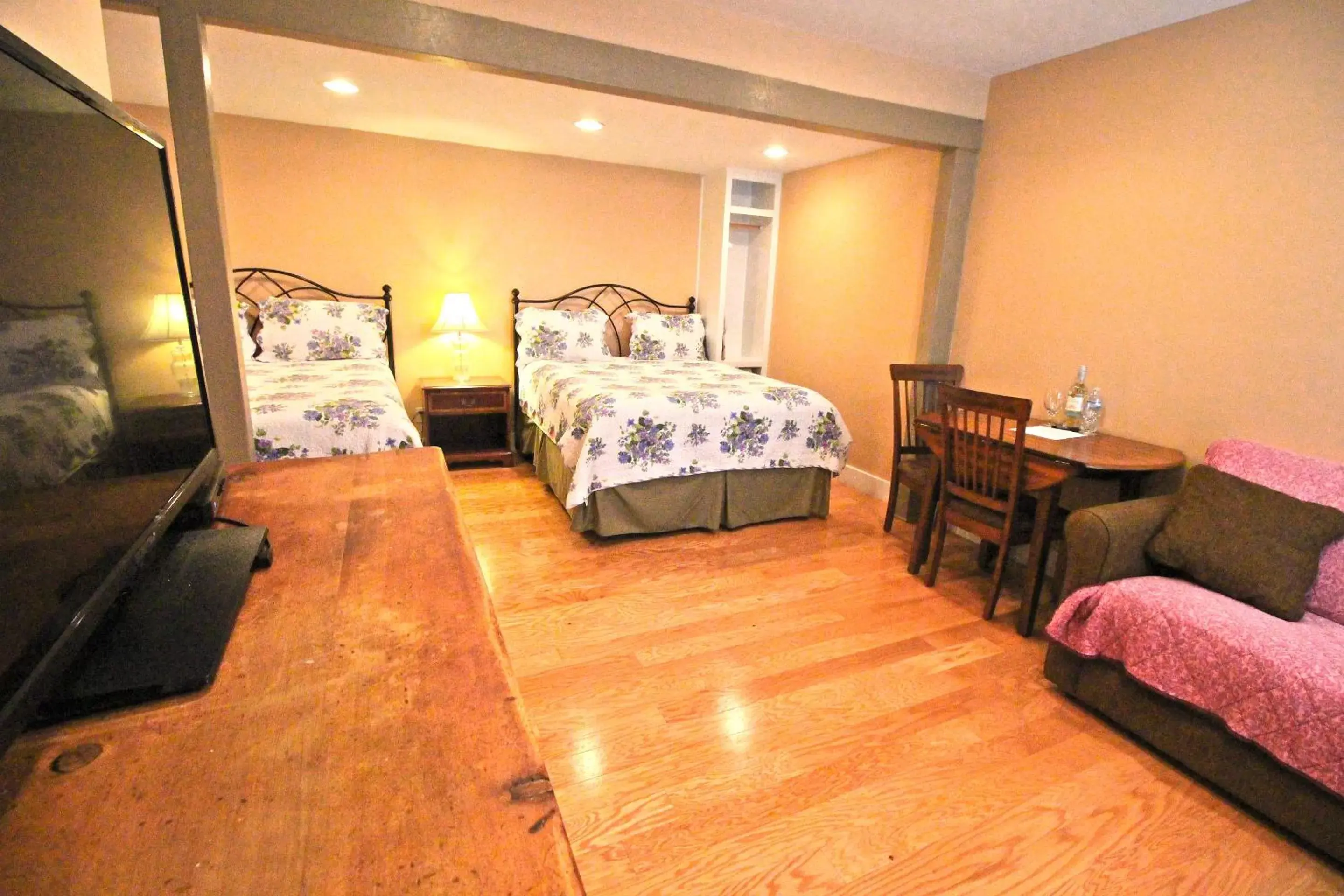 Bedroom in Peach Tree Inn & Suites