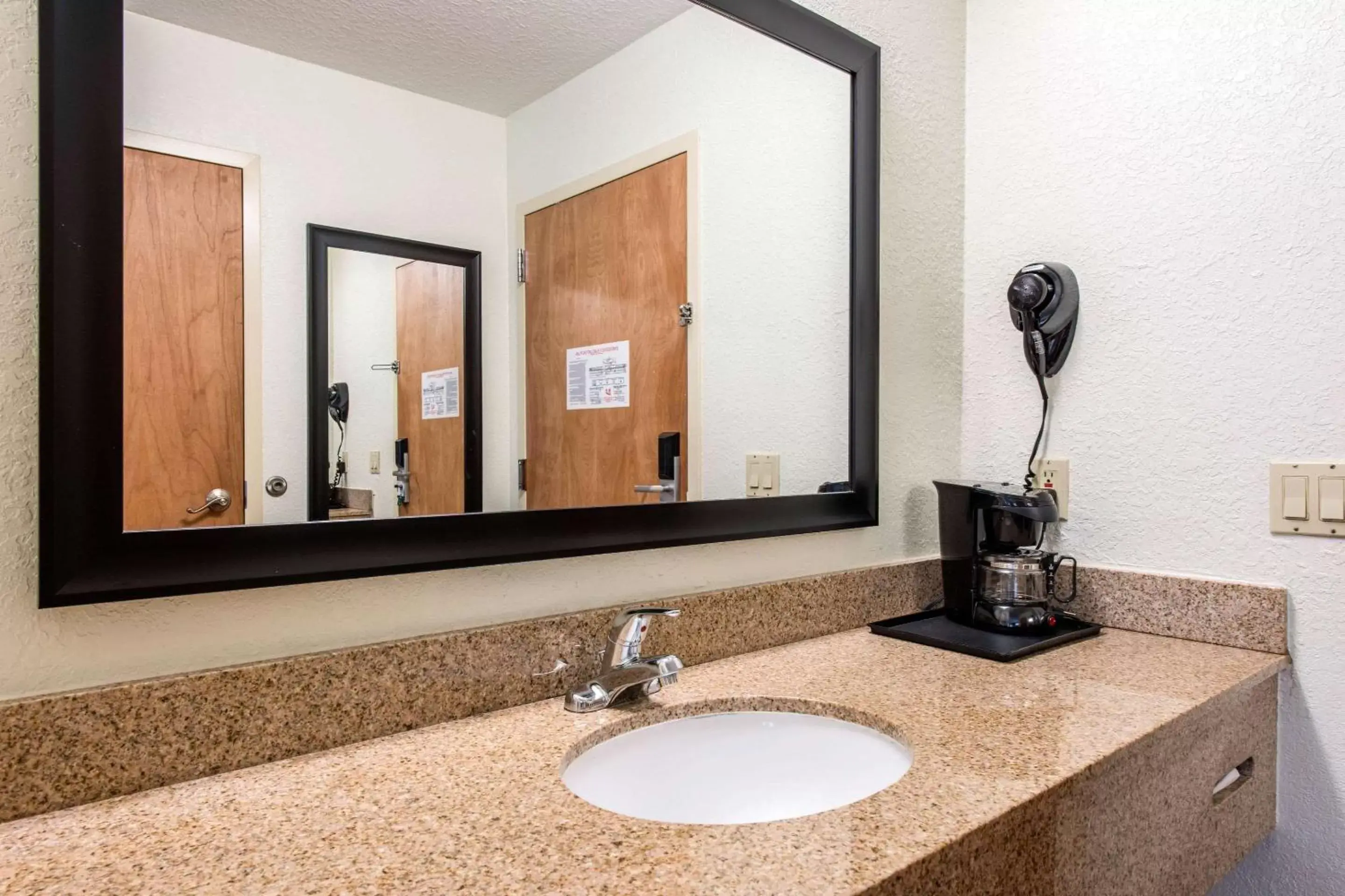 Bathroom in Quality Inn & Suites Near the Theme Parks