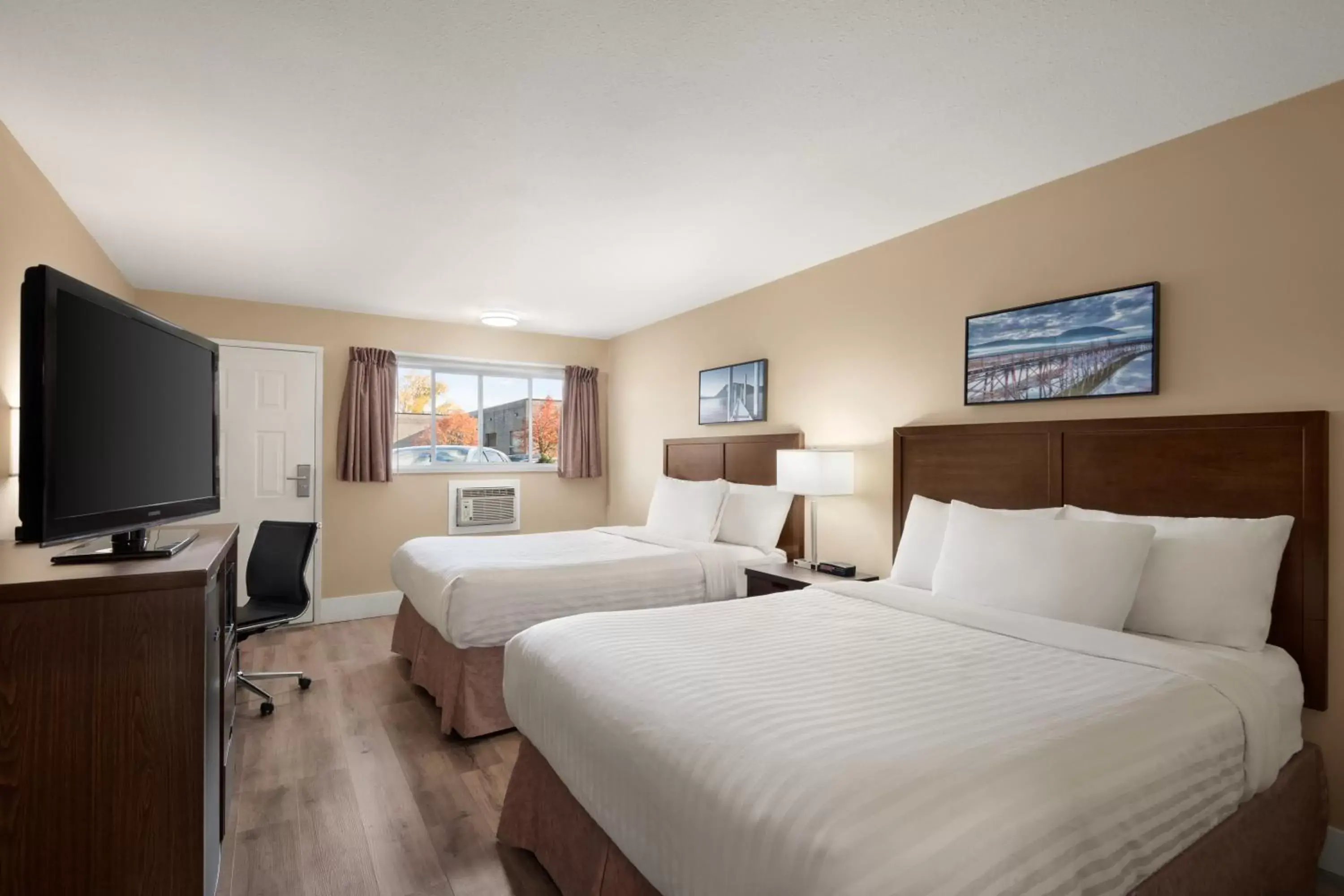 Bed in Travelodge by Wyndham Salmon Arm BC