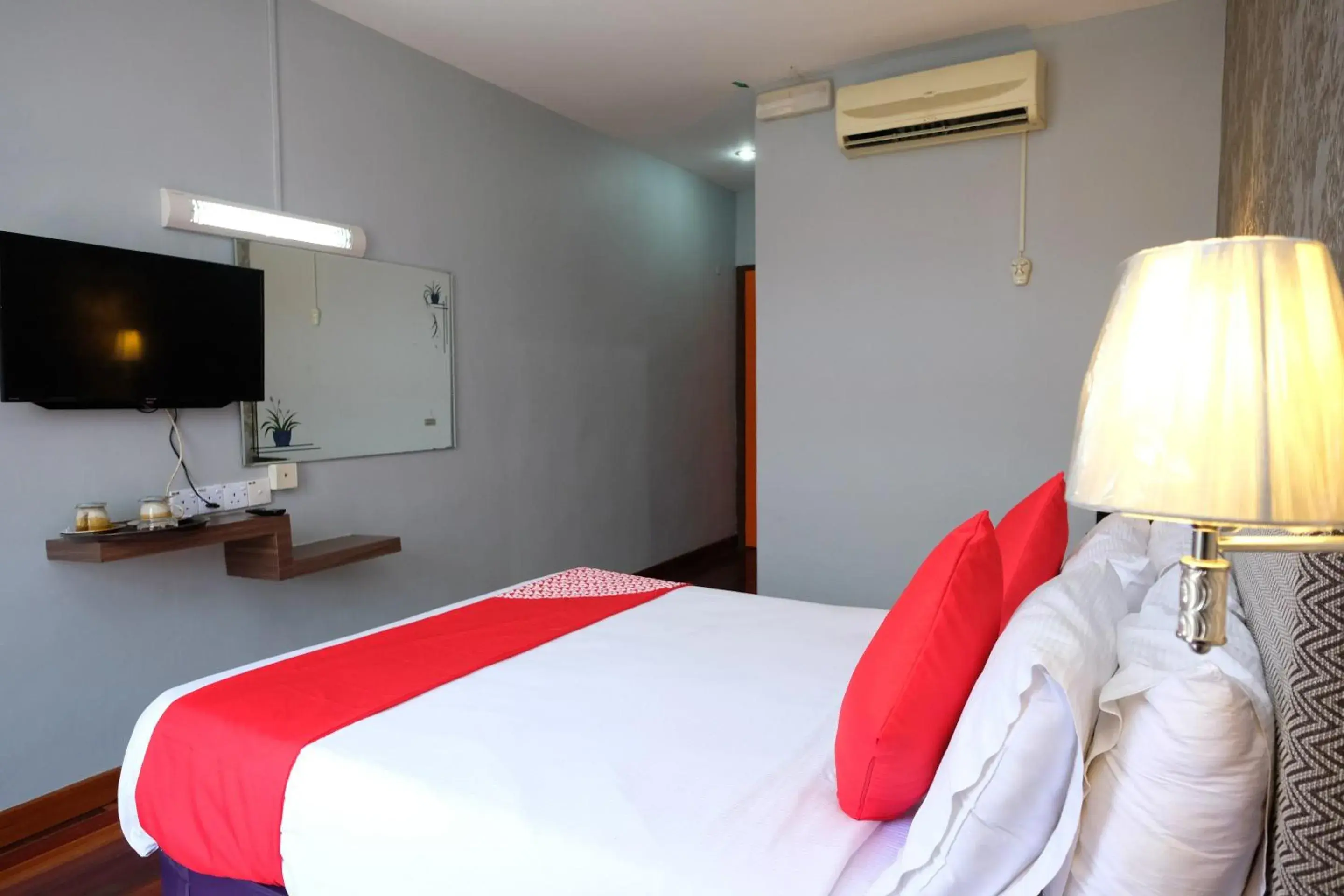 Bedroom, Bed in Super OYO 546 Grand City Hotel