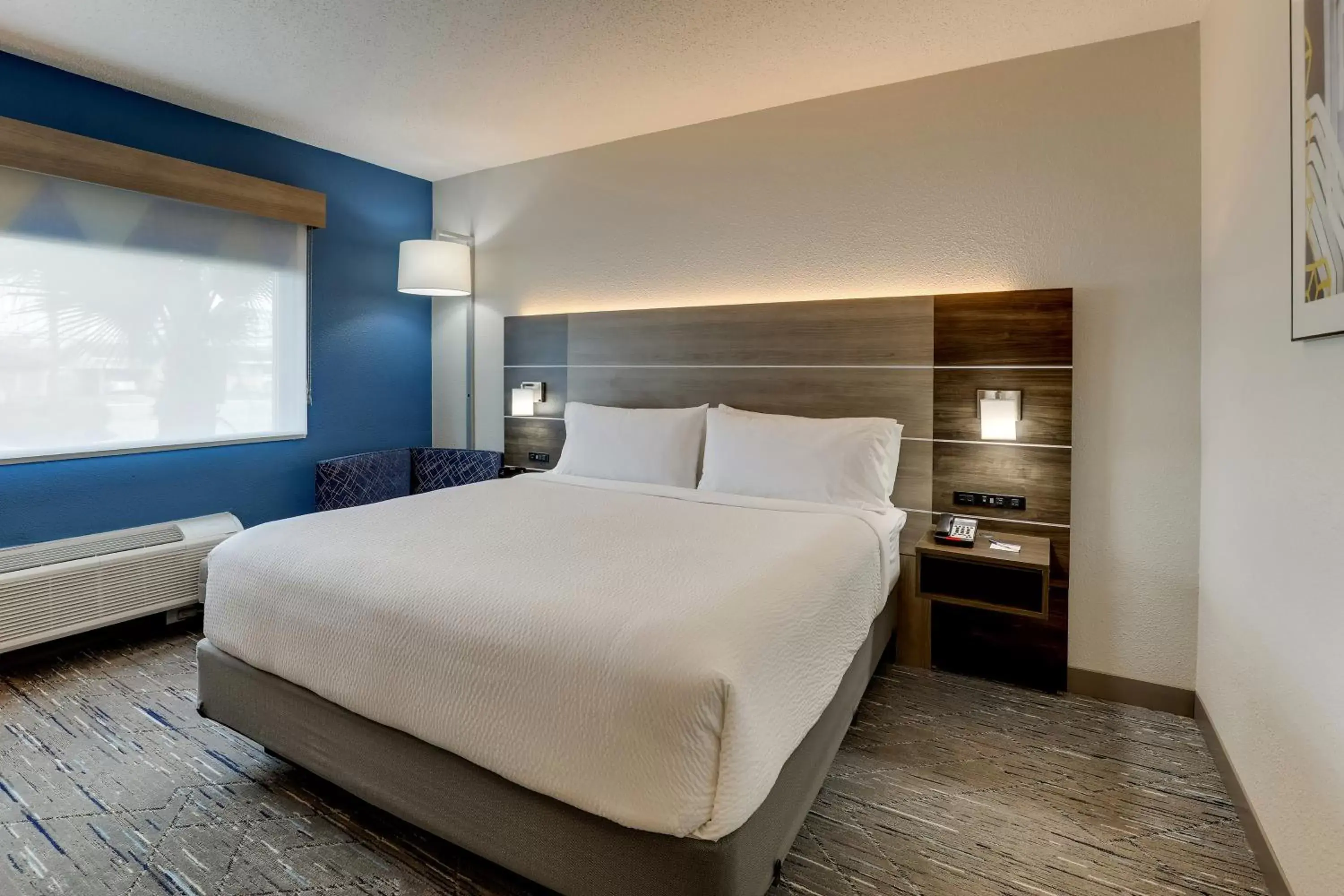 Bedroom, Bed in Holiday Inn Express Kenner - New Orleans Airport, an IHG Hotel