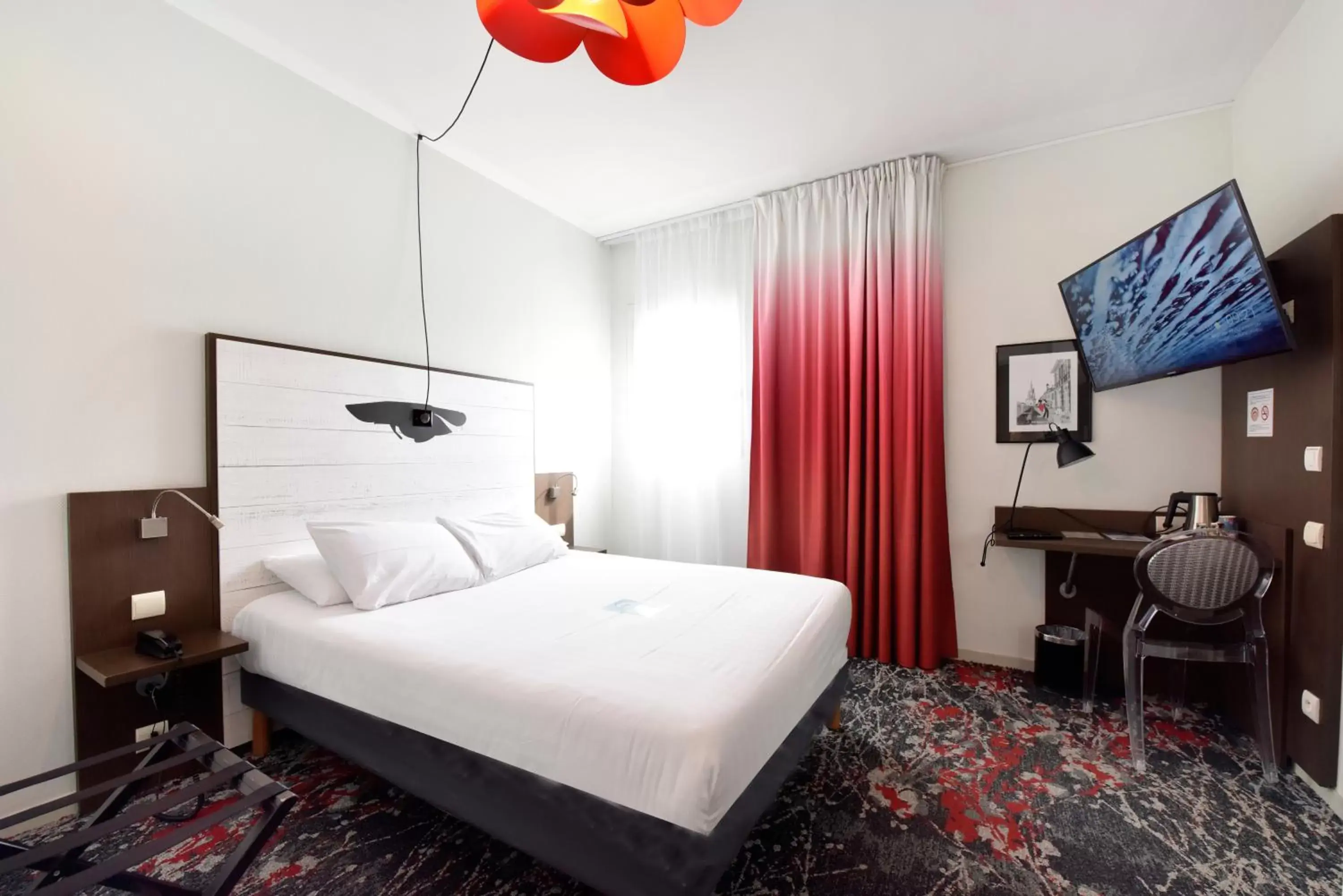Bedroom, Bed in Hôtel Kyriad La Rochelle Centre Ville