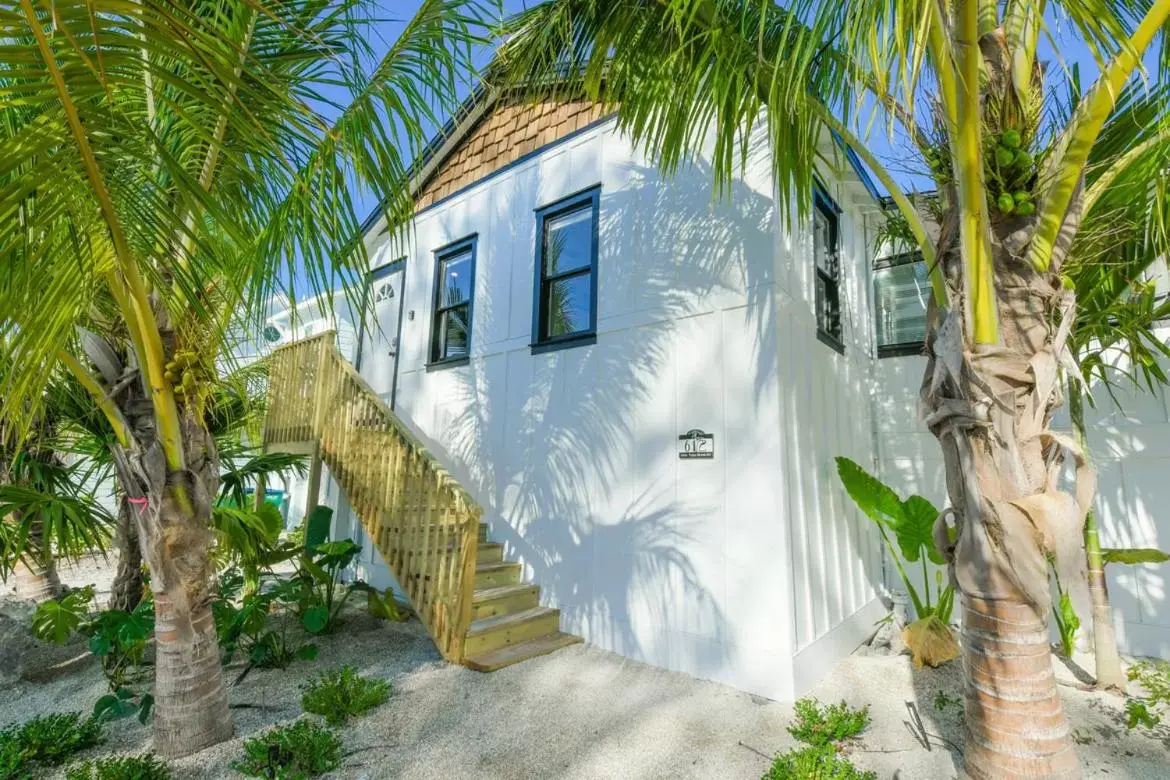 Facade/entrance, Property Building in Pelican Post at Anna Maria Island Inn