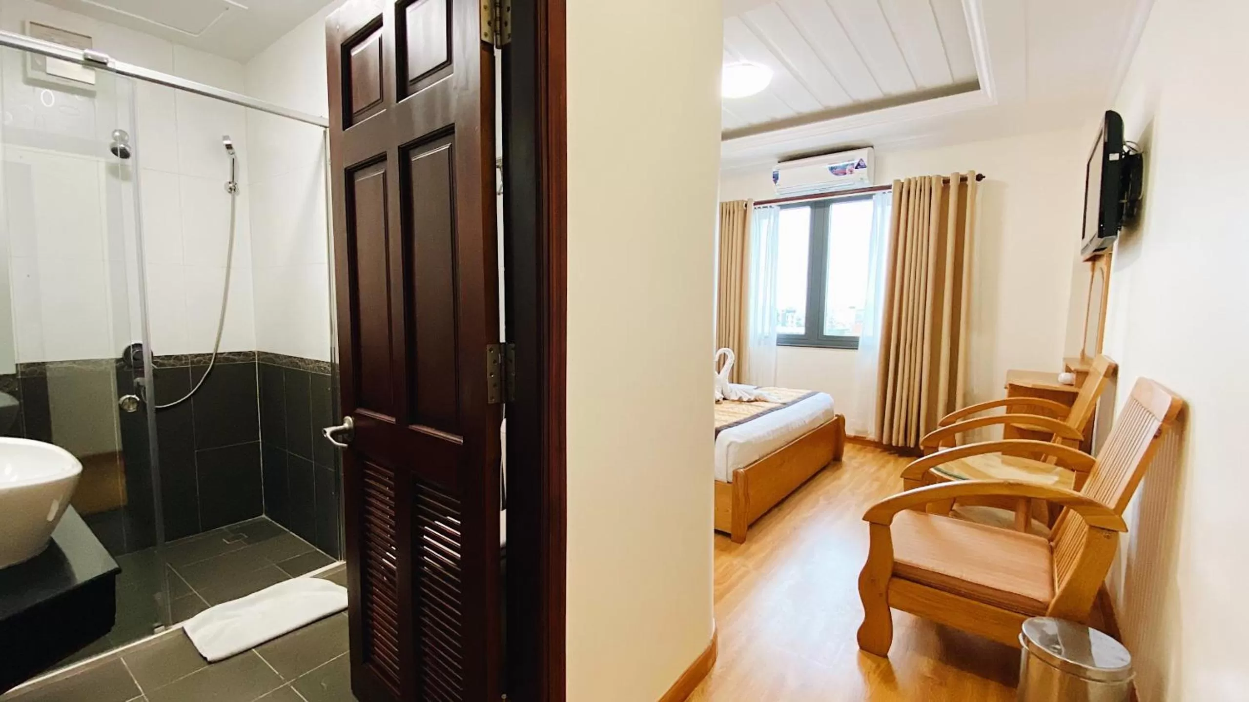 Bathroom, Bed in Duc Vuong Saigon Hotel - Cao Thang